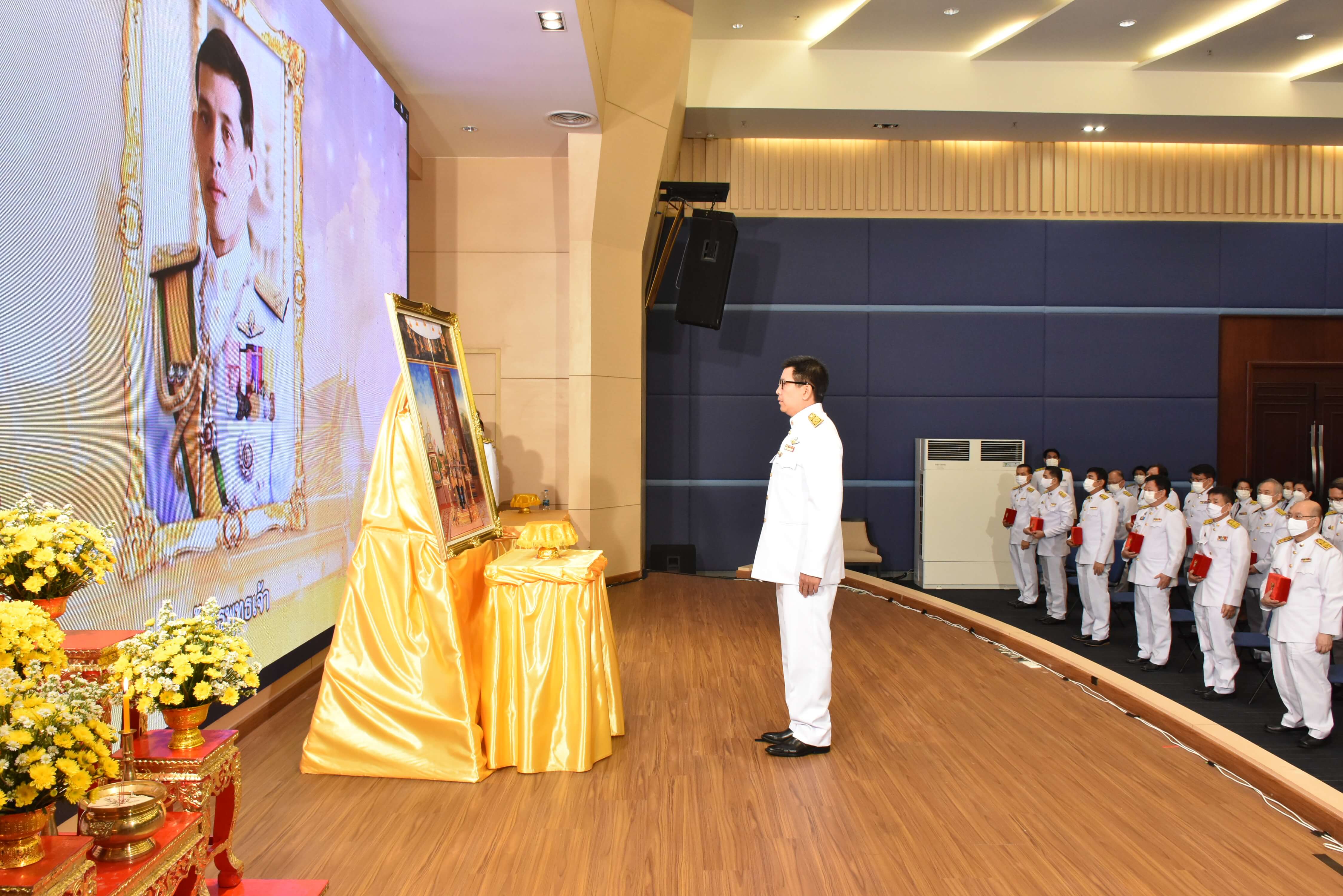 กรมสรรพากรสำนึกในพระมหากรุณาธิคุณ จัดพิธีรับพระราชทานเครื่องราชอิสริยาภรณ์ ประจำปี 2563  หน้าพระบรมฉายาลักษณ์พระบาทสมเด็จพระเจ้าอยู่หัว
