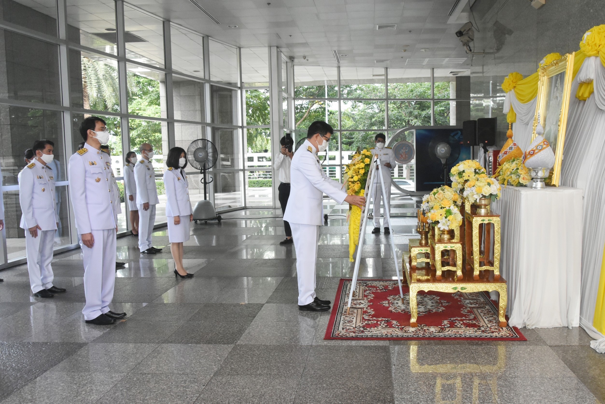 พิธีวางพวงมาลา  เนื่องในวันคล้ายวันสวรรคต พระบาทสมเด็จพระบรมชนกาธิเบศร มหาภูมิพลอดุลยเดชมหาราช บรมนาถบพิตร