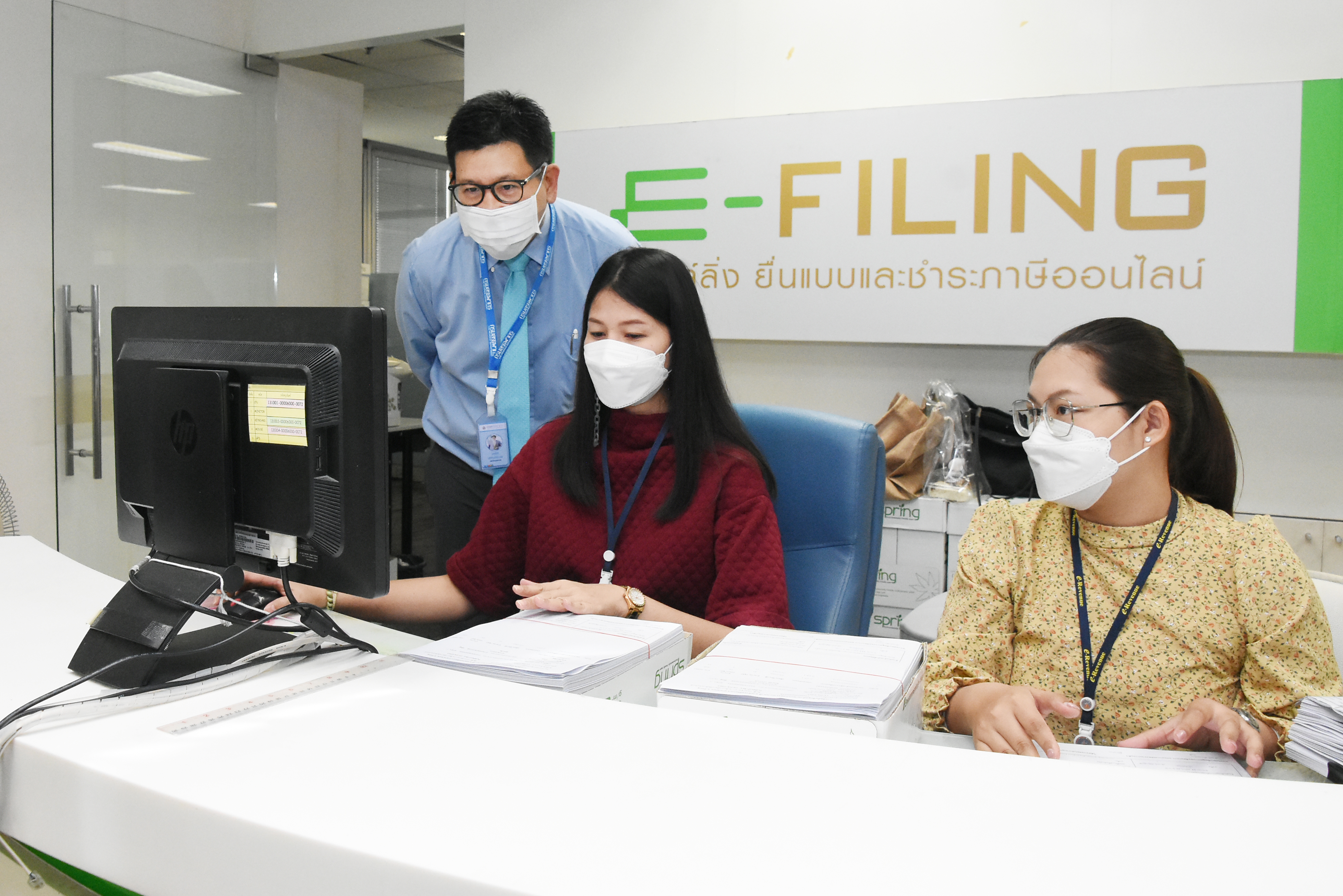 อธิบดีกรมสรรพากรตรวจเยี่ยมให้กำลังใจกองบริหารการเสียภาษีทางอิเล็กทรอนิกส์ ณ กรมสรรพากร ในวันสุดท้ายของการยื่นแบบภาษีบุคคลธรรมดา