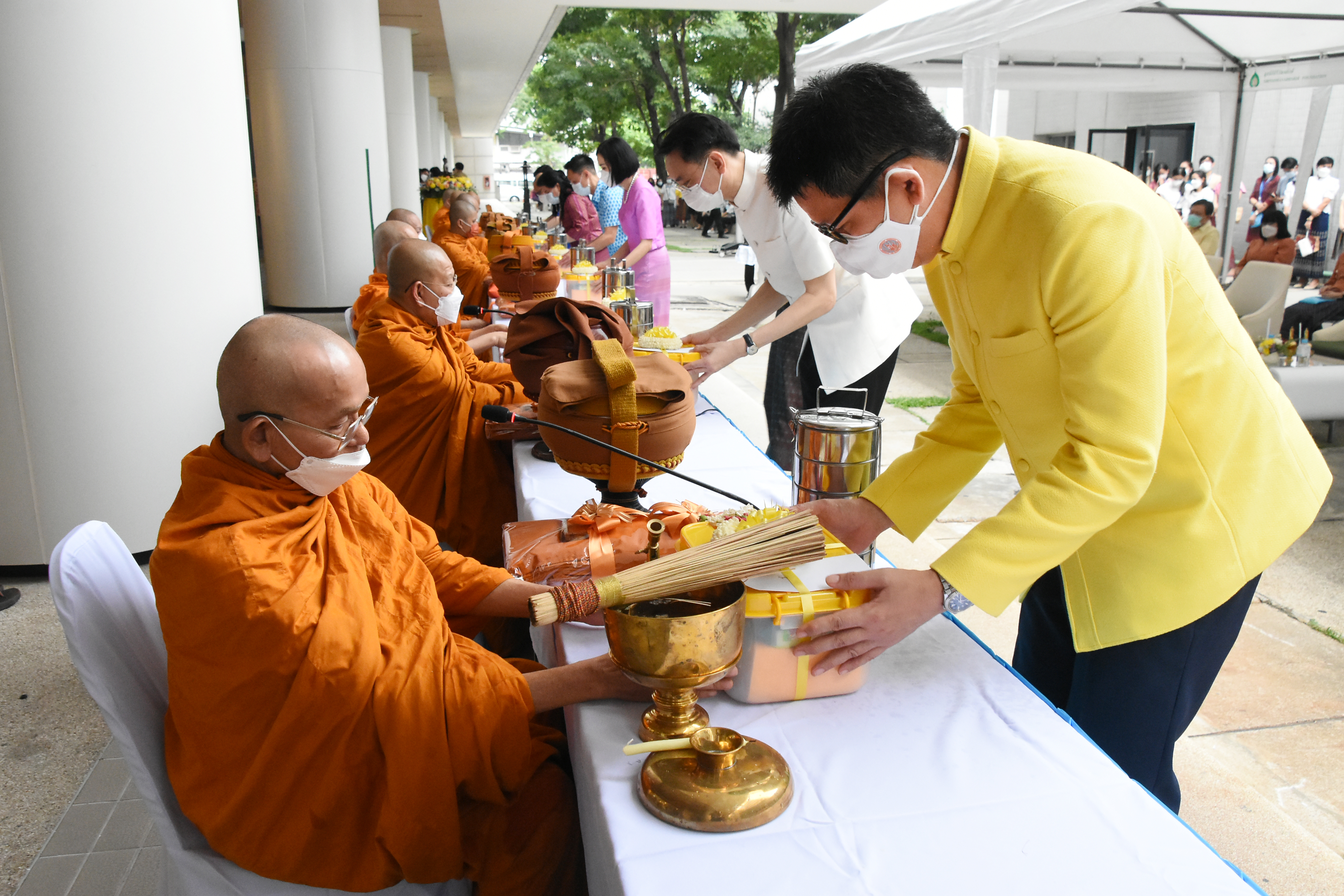 กรมสรรพากรทำบุญตักบาตรเนื่องในเทศกาลสงกรานต์ ประจำปี 2565