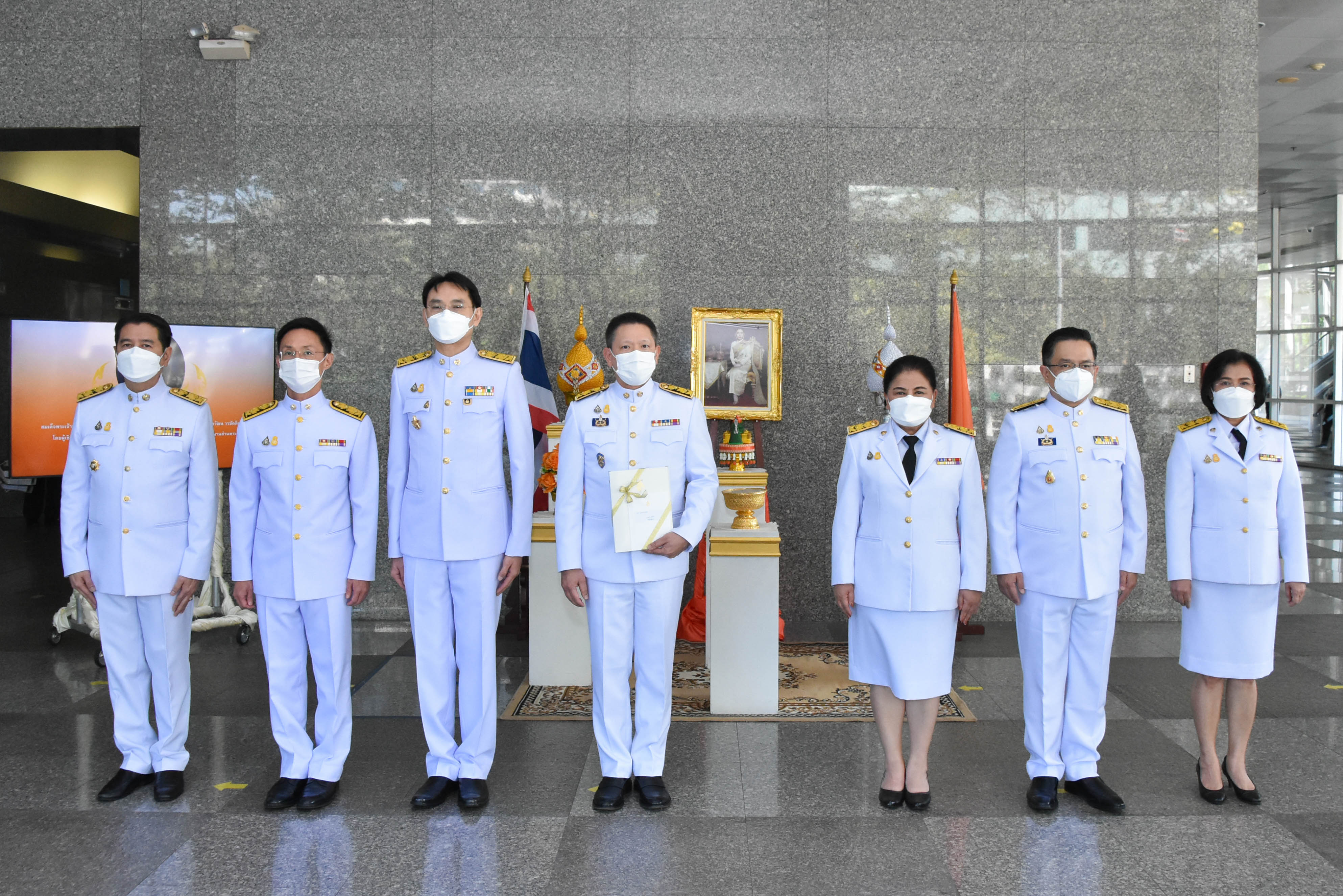 อธิบดีกรมสรรพากรเข้ารับ ส.ค.ส. และของขวัญพระราชทาน เนื่องในวาระดิถีขึ้นปีใหม่ พุทธศักราช 2566
