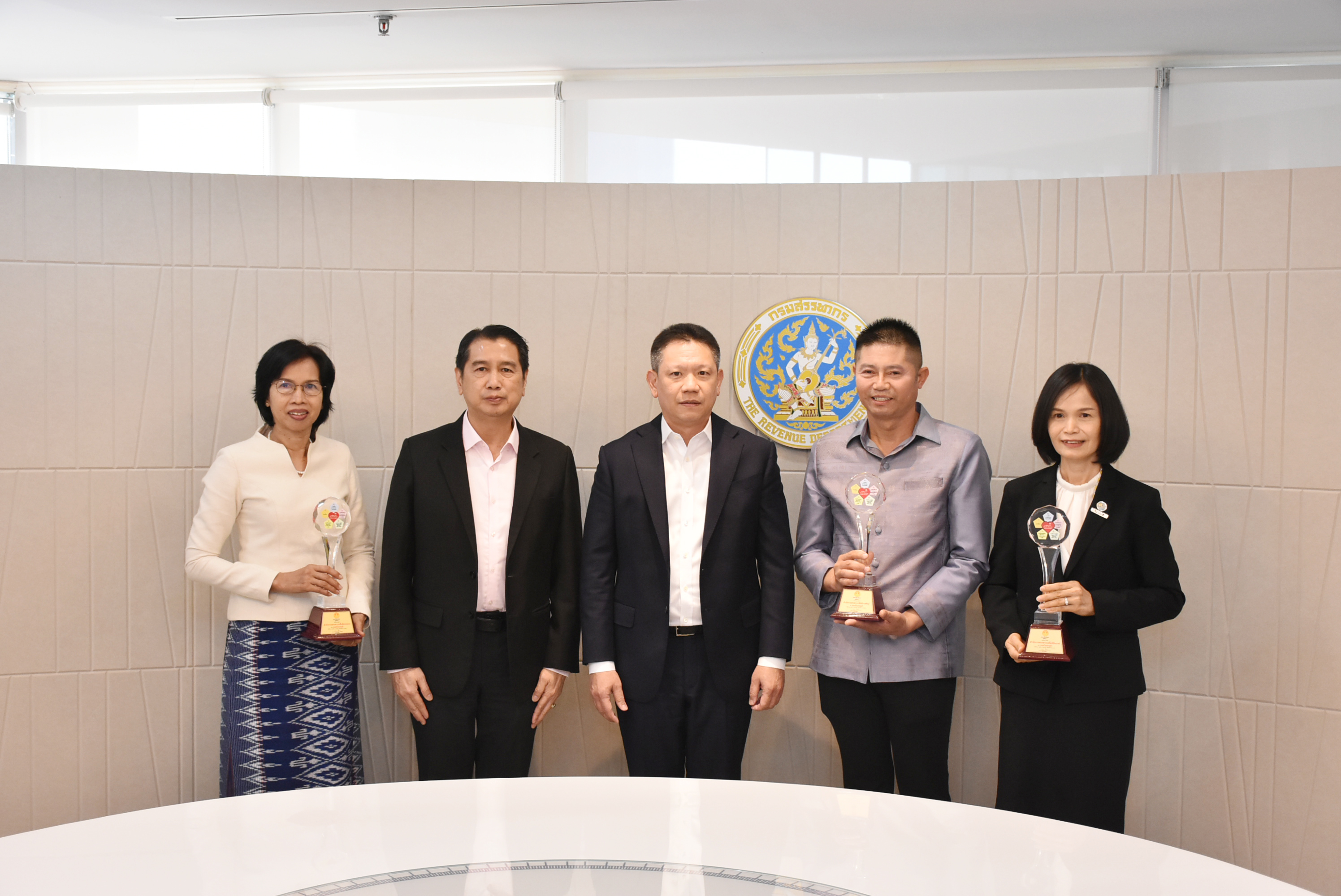 อธิบดีกรมสรรพากรแสดงความยินดีกับหน่วยงานที่ได้รับรางวัล 