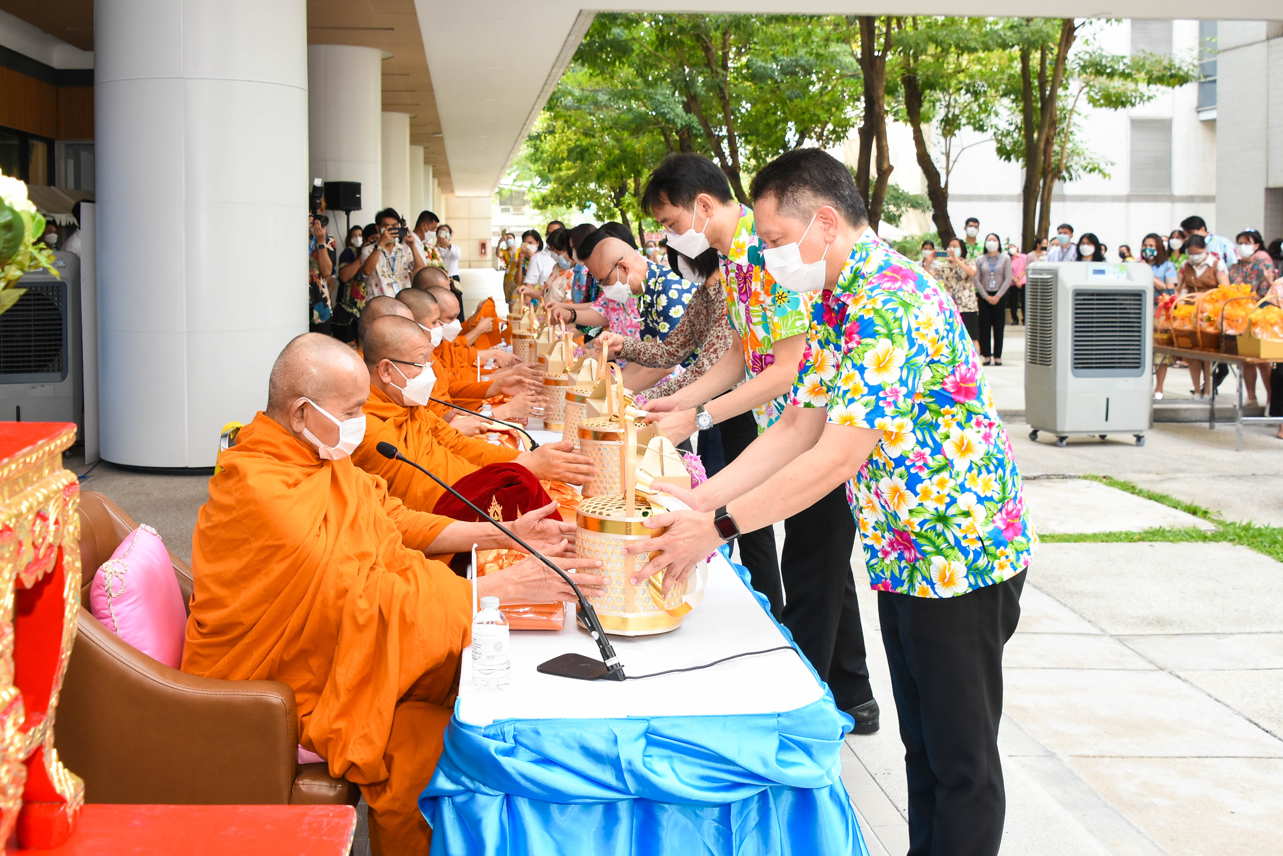 กรมสรรพากรทำบุญตักบาตรเนื่องในเทศกาลสงกรานต์ ประจำปี 2566