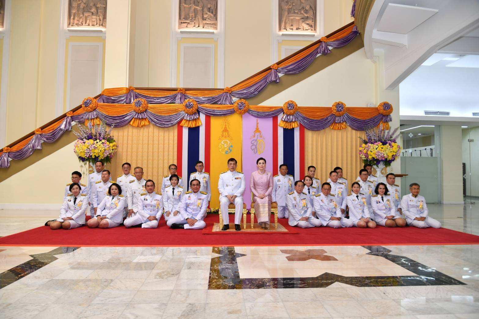 อธิบดีกรมสรรพากรร่วมเข้าเฝ้าทูลละอองธุลีพระบาทรับเสด็จพระบาทสมเด็จพระเจ้าอยู่หัว และสมเด็จพระนางเจ้าฯ พระบรมราชินี