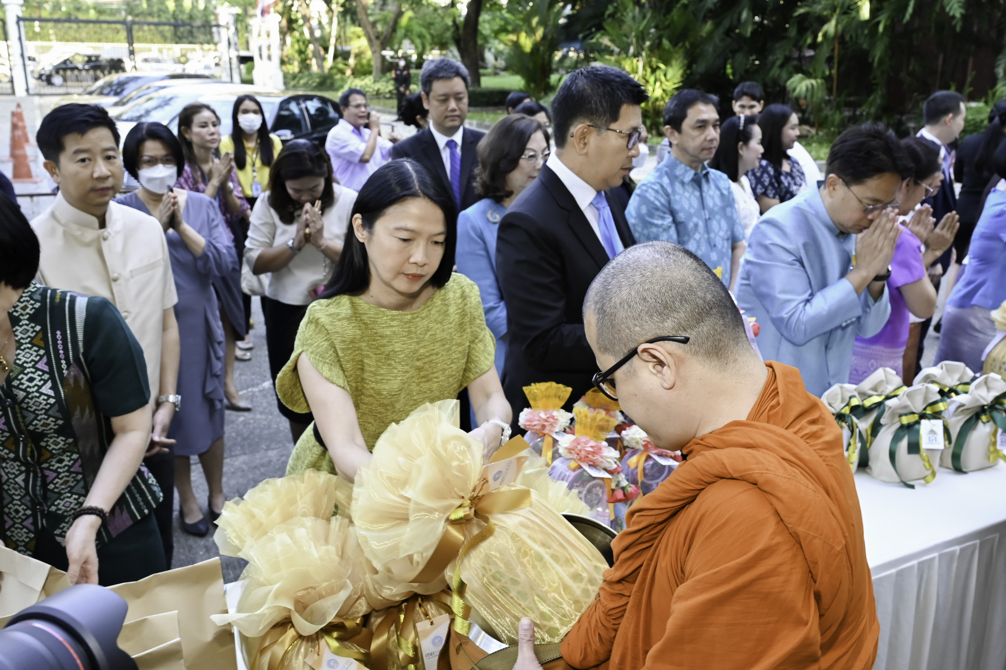 กรมสรรพากรร่วมในพิธีทำบุญตักบาตรเนื่องในวันขึ้นปีใหม่ พุทธศักราช 2567