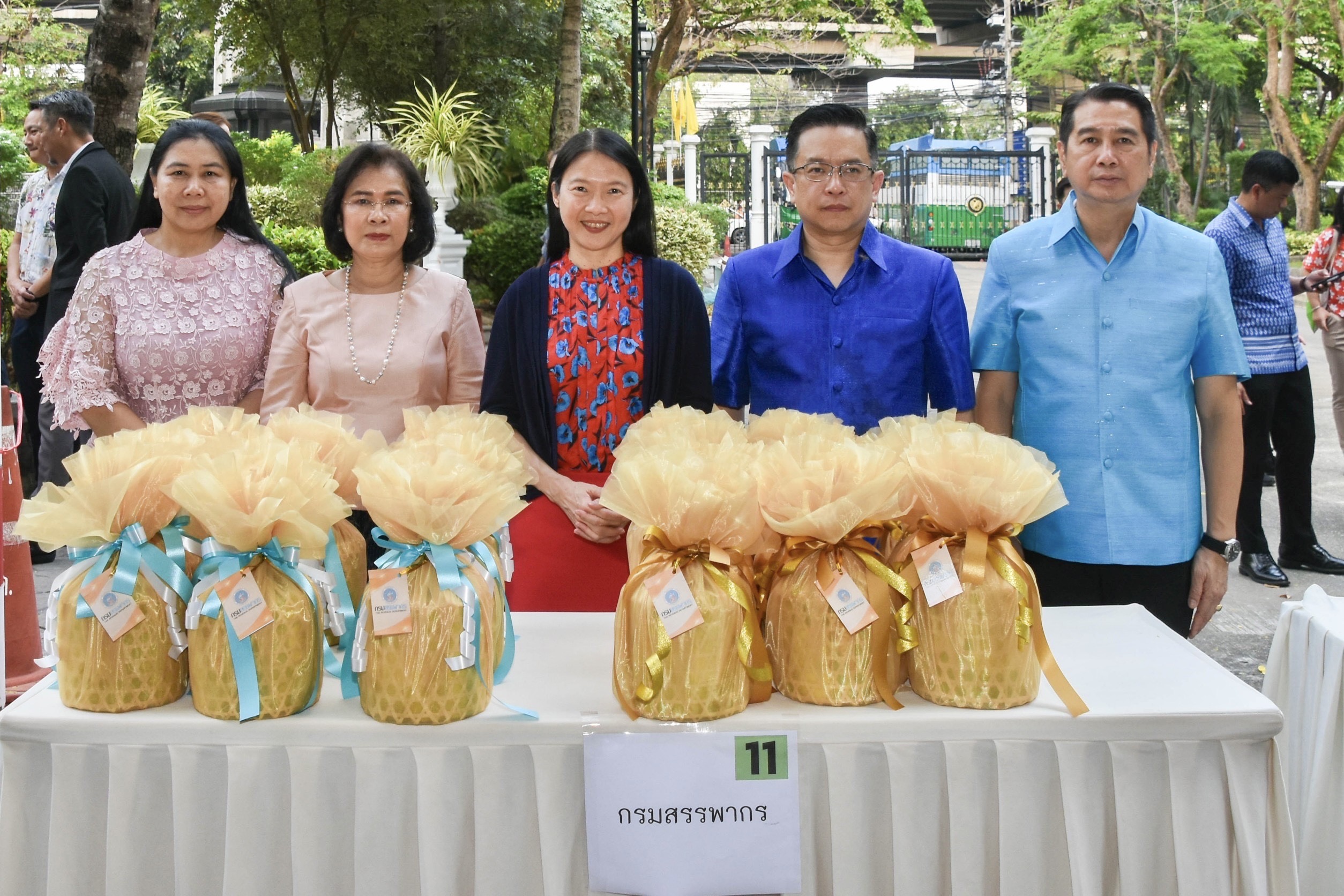 กรมสรรพากรร่วมพิธีทำบุญตักบาตรข้าวสารอาหารแห้งแด่พระภิกษุสงฆ์ 9 รูป และพิธีสรงน้ำพระพุทธรูป เนื่องในวันเทศกาลวันสงกรานต์ พ.ศ. 2567 ณ กระทรวงการคลัง
