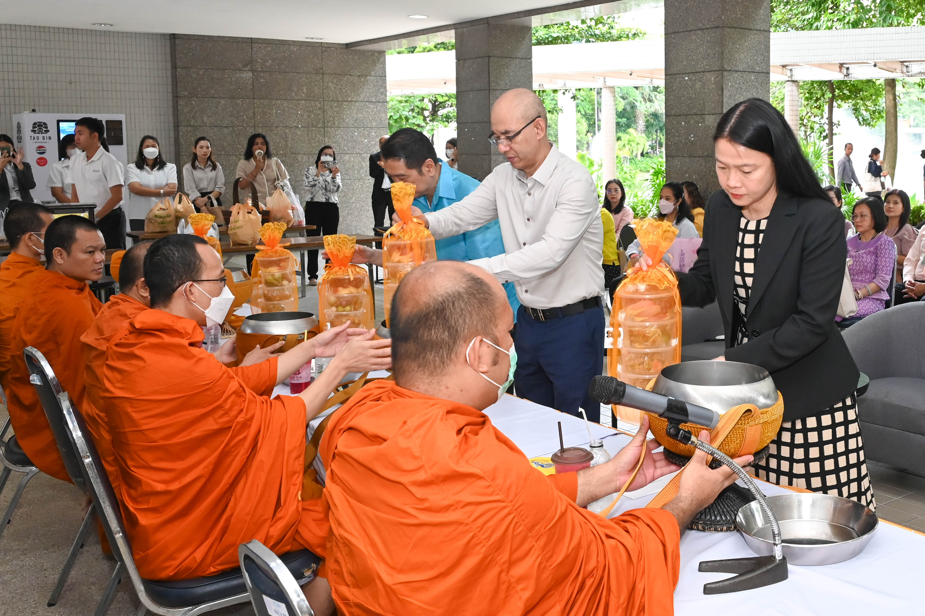 กรมสรรพากรจัดโครงการทำบุญตักบาตร ข้าวสาร อาหารแห้ง