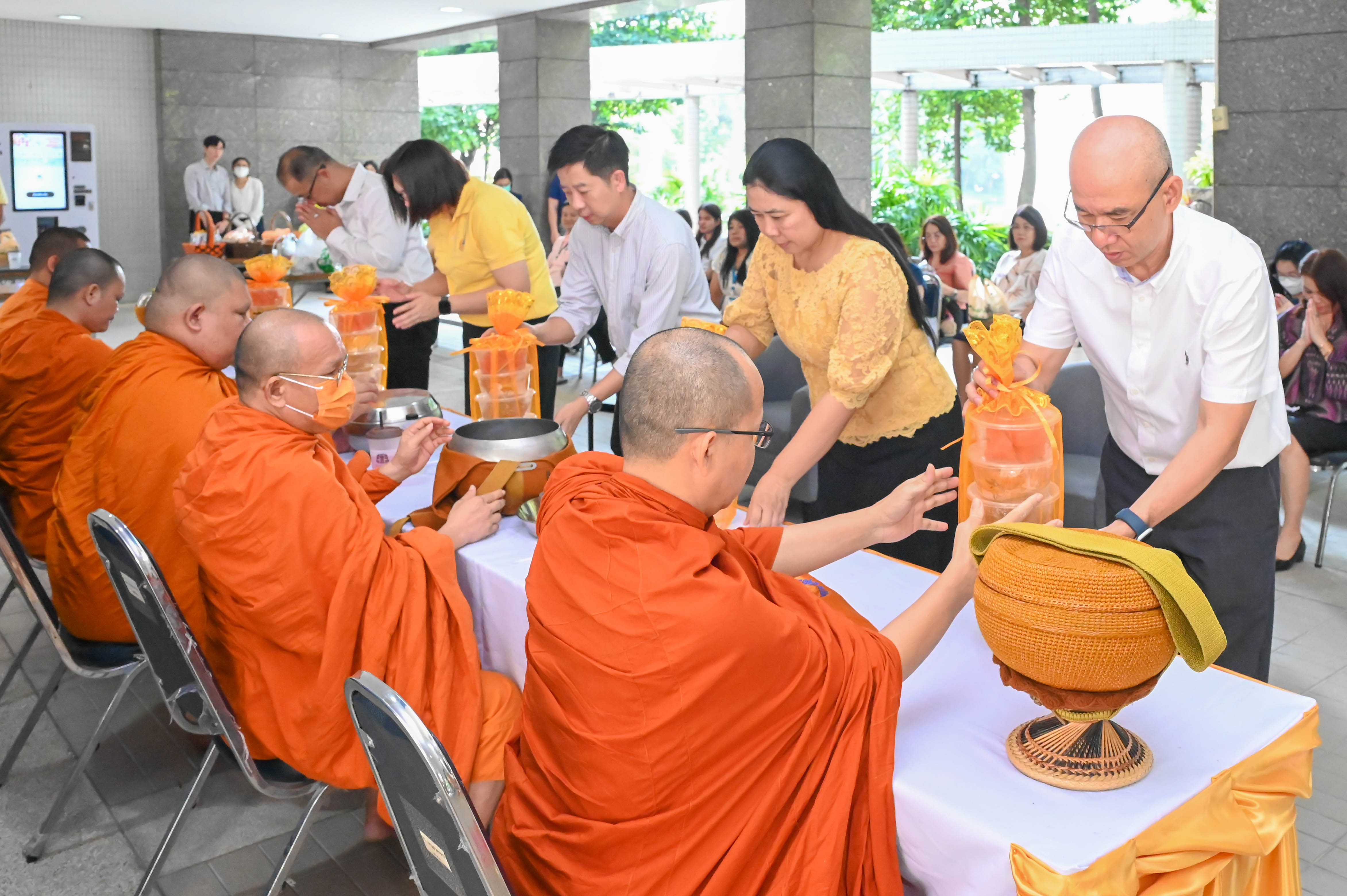 กรมสรรพากรจัดโครงการทำบุญตักบาตร ข้าวสาร อาหารแห้ง