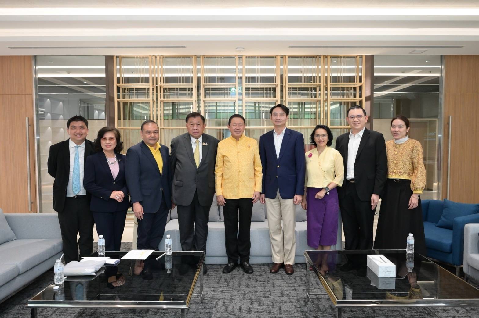 คณะกรรมการหอการค้าไทยและสภาหอการค้าแห่งประเทศไทยเข้าแสดงความยินดีกับอธิบดีกรมสรรพากร พร้อมหารือแนวทางความร่วมมือและเสนอประเด็นปัญหาอุปสรรคทางธุรกิจ