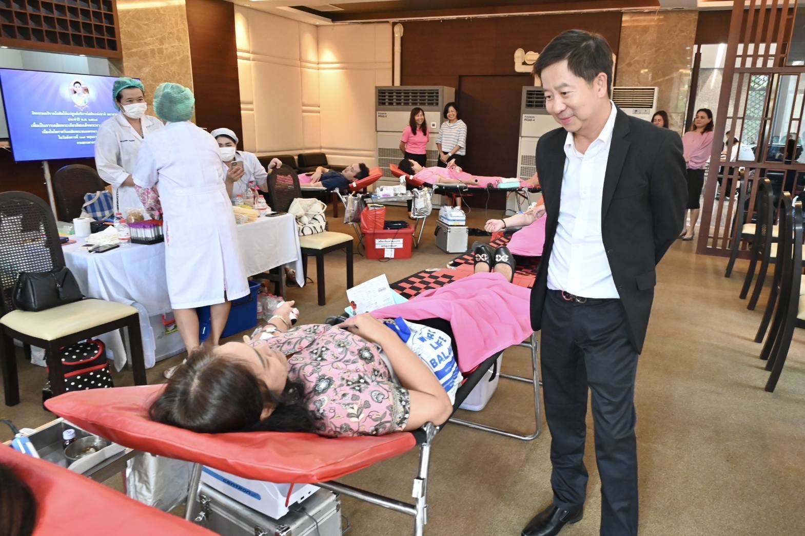 กรมสรรพากรจัดกิจกรรมบริจาคโลหิตให้แก่ศูนย์ บริการโลหิตแห่งชาติ สภากาชาดไทย เพื่อเป็นการเฉลิมพระเกียรติสมเด็จพระนางเจ้าฯ พระบรมราชินี