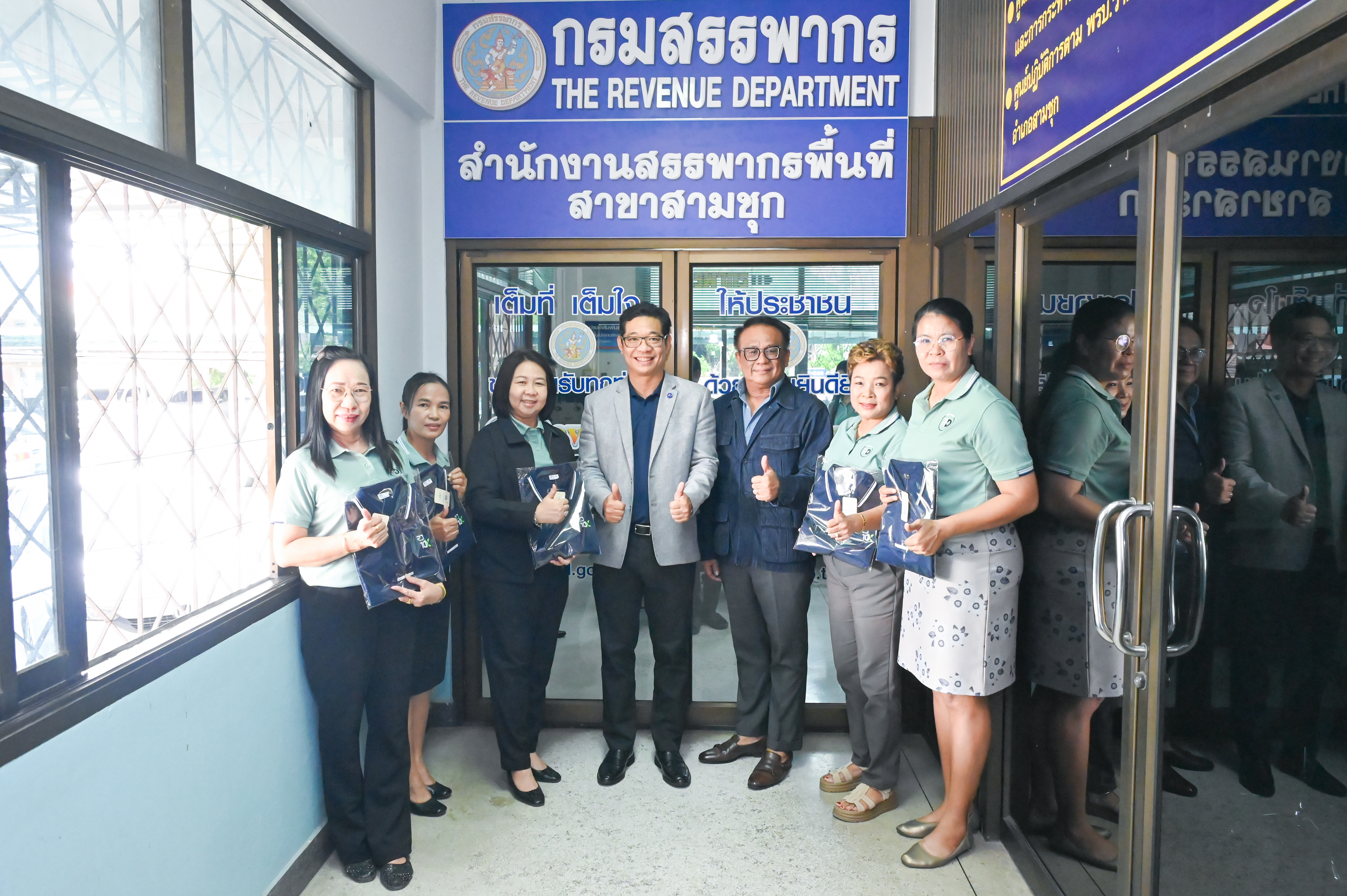 รองอธิบดีกรมสรรพากร มอบเสื้อ RD10X ให้แก่ข้าราชการและเจ้าหน้าที่สำนักงานสรรพากรพื้นที่สาขาสามชุก ในสังกัดสำนักงานสรรพากรพื้นที่สุพรรณบุรี