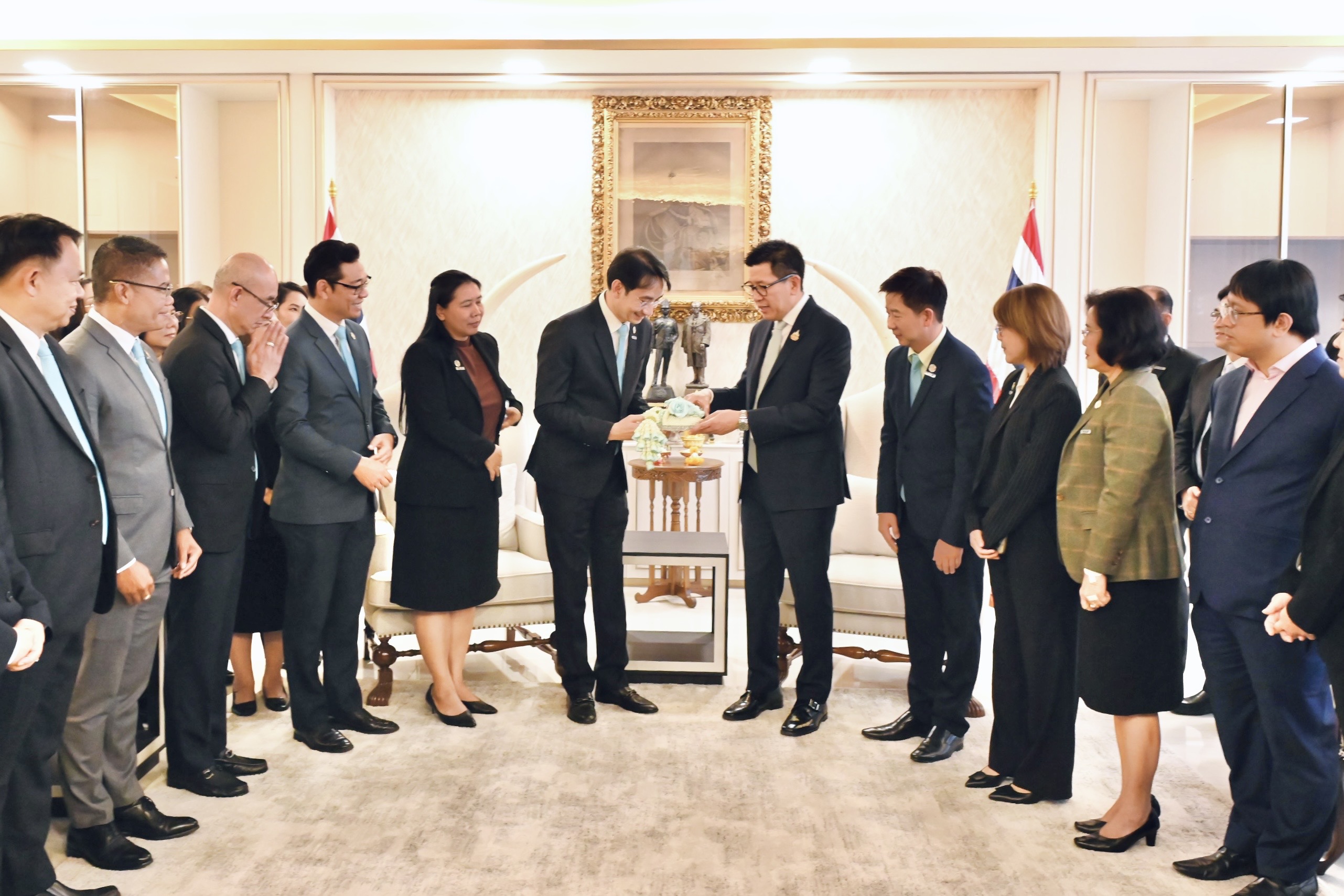 ผู้บริหารกรมสรรพากรร่วมแสดงความยินดีกับ ดร.เอกนิติ นิติทัณฑ์ประภาศ เนื่องในโอกาสเข้ารับตำแหน่งรองนายกรัฐมนตรีและรัฐมนตรีว่าการกระทรวงการคลัง