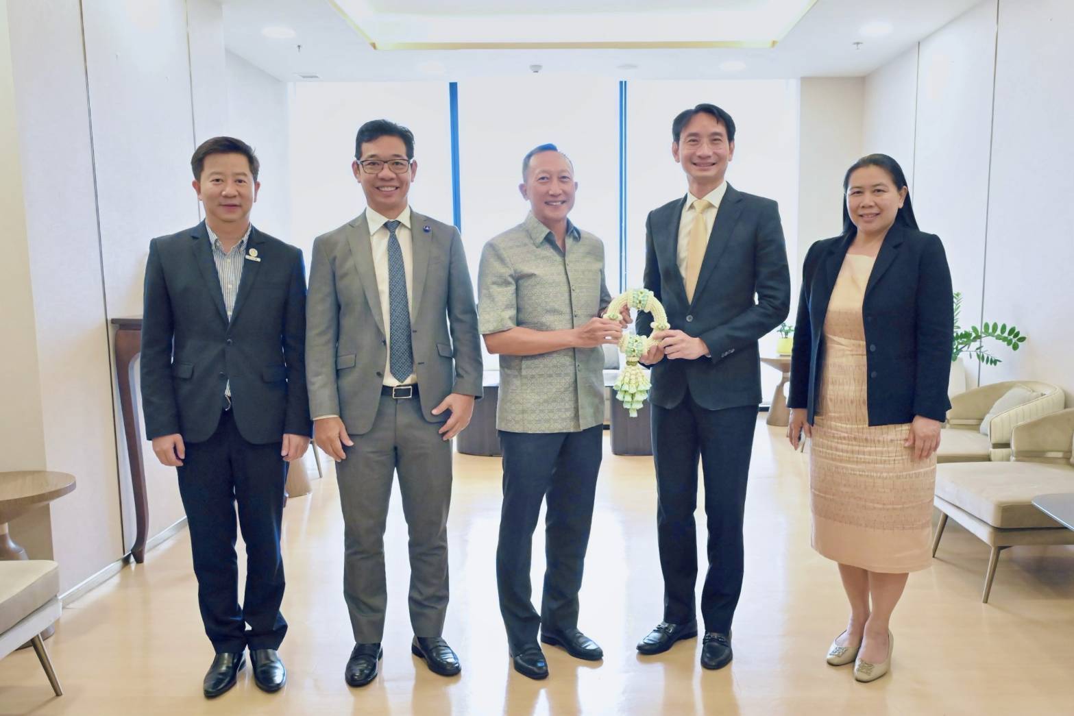 ผู้บริหารกรมสรรพากรร่วมแสดงความยินดีกับ นายวรภัค ธันยาวงษ์ เนื่องในโอกาสเข้ารับตำแหน่งรัฐมนตรีช่วยว่าการกระทรวงการคลัง