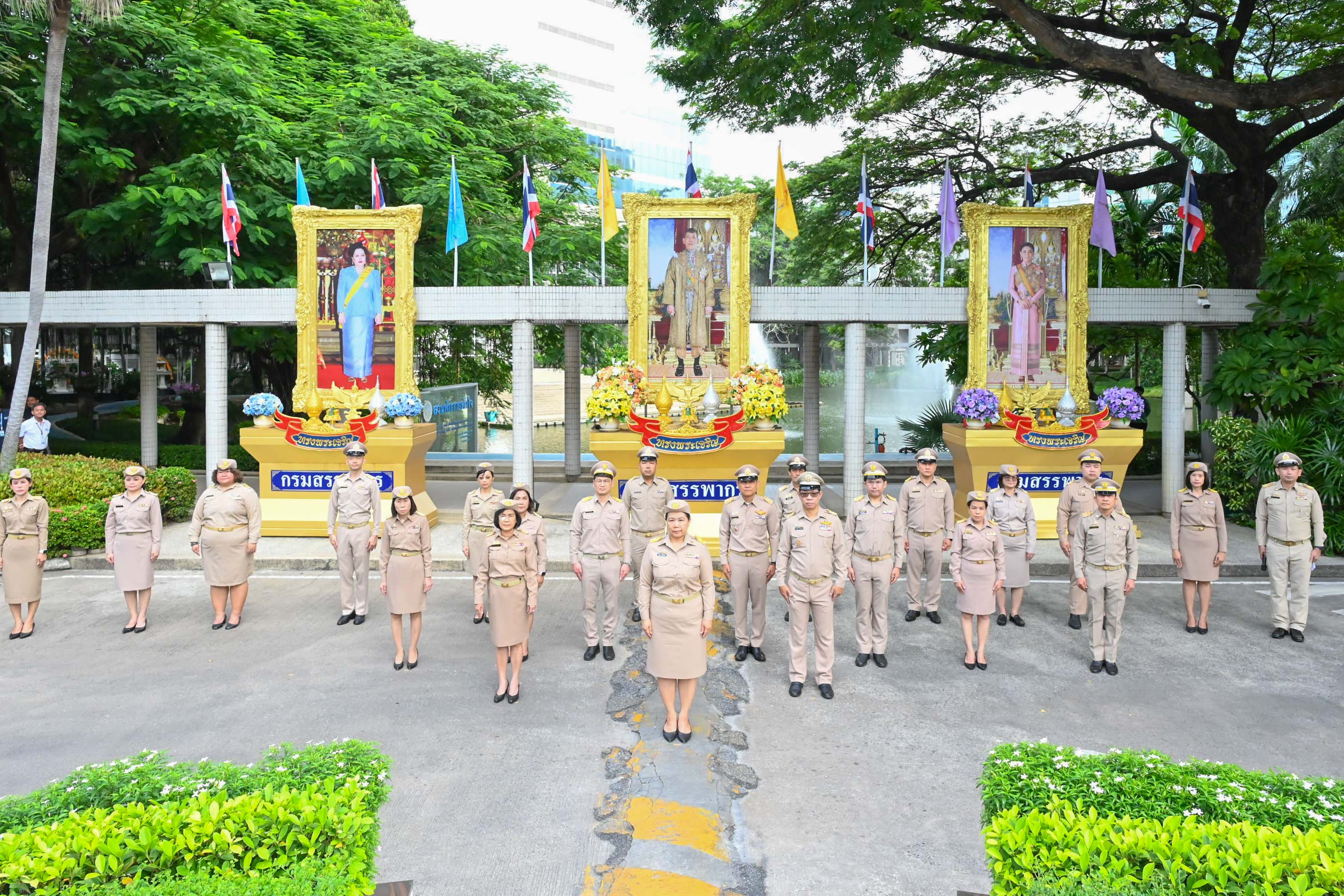 กรมสรรพากรจัดกิจกรรมเคารพธงชาติและร้องเพลงชาติไทย เนื่องในวันพระราชทานธงชาติไทย