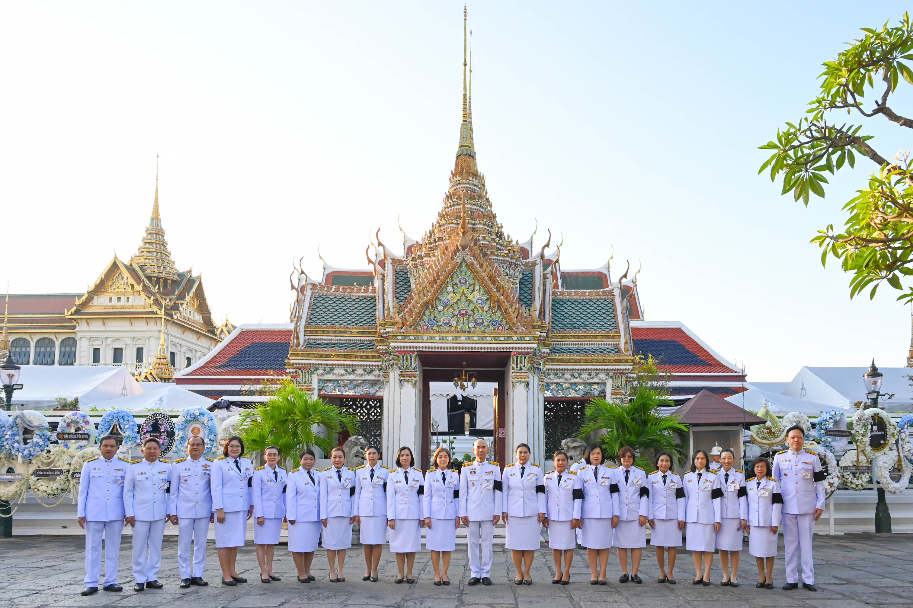 คณะผู้บริหารกรมสรรพากรเข้าเฝ้าฯ ในพระพิธีธรรมสวดพระอภิธรรมพระบรมศพ สมเด็จพระนางเจ้าสิริกิติ์ พระบรมราชินีนาถ พระบรมราชชนนีพันปีหลวง
