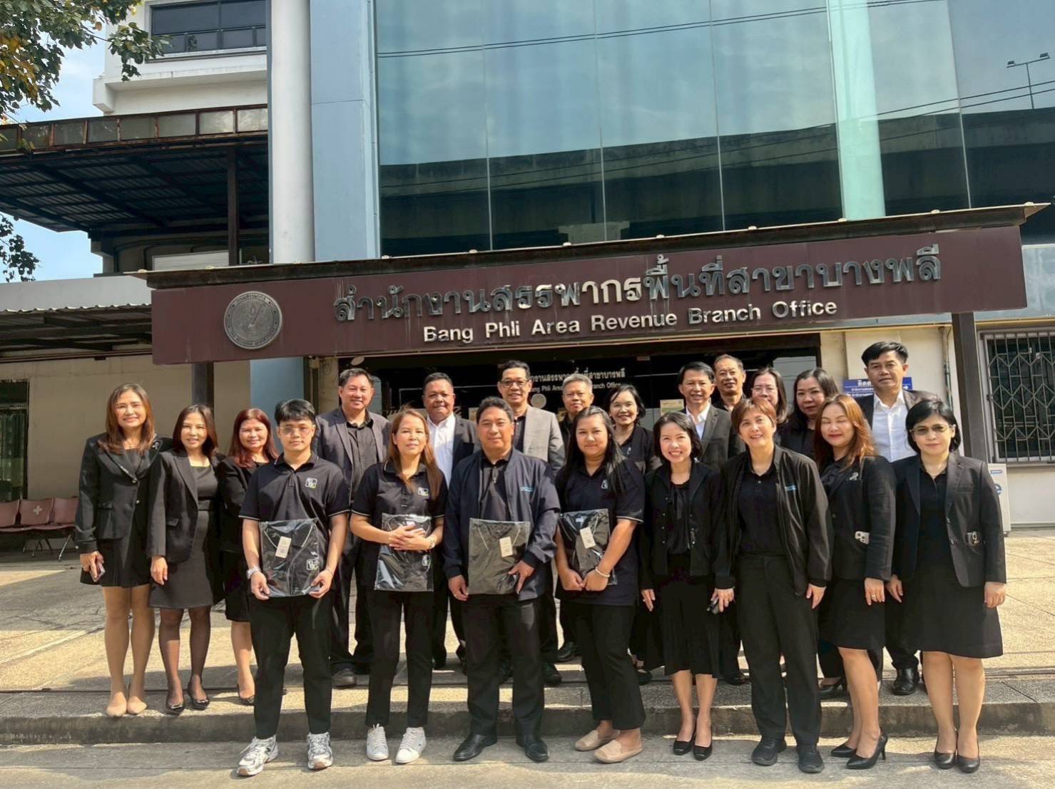 ประธานคณะทำงานฯ มอบเสื้อรางวัล RD10X ให้แก่ข้าราชการและเจ้าหน้าที่สำนักงานสรรพากรพื้นที่สาขาบางพลี ในสังกัดสำนักงานสรรพากรพื้นที่สมุทรปราการ 3  และสำนักงานสรรพากรพื้นที่สาขาท่าใหม่ ในสังกัดสำนักงานสรรพากรพื้นที่จันทบุรี