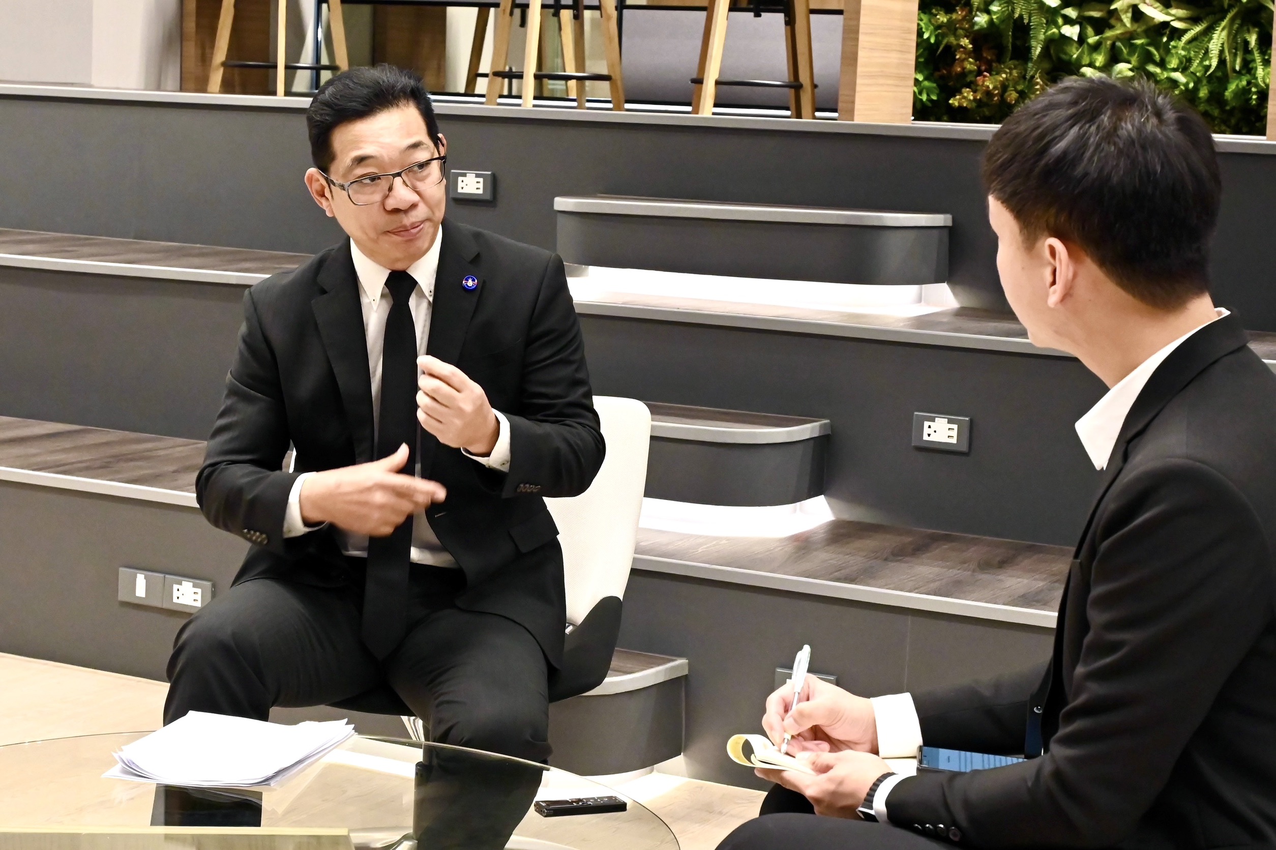 โฆษกกรมสรรพากรให้สัมภาษณ์พิเศษกับนิตยสาร Thailand Investment Review เรื่อง บทบาทของกรมสรรพากรในการพัฒนาและยกระดับระบบภาษีของไทยให้ทันสมัยและสอดคล้องกับมาตรฐานสากลให้เอื้อต่อการลงทุนและสร้างความเชื่อมั่นแก่ภาคธุรกิจ เพื่อสนับสนุนการเป็นศูนย์กลางธุรกิจระหว่างประเทศ