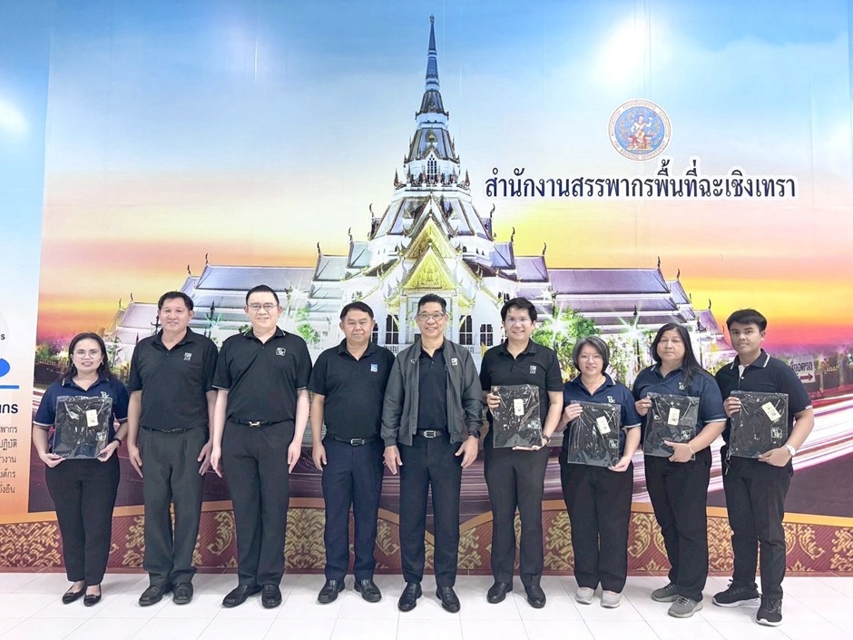 ประธานคณะทำงานฯ มอบเสื้อรางวัล RD10X ให้แก่ข้าราชการและเจ้าหน้าที่ทีมบริหารการสำรวจ สำนักงานสรรพากรพื้นที่ฉะเชิงเทรา 