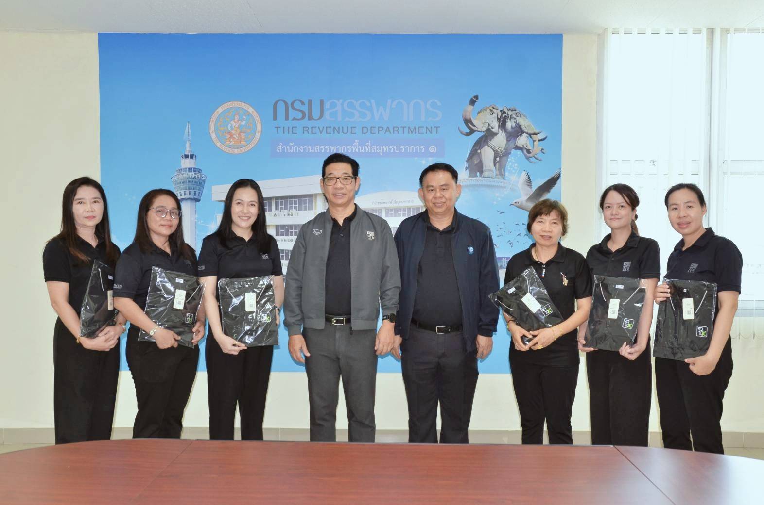 ประธานคณะทำงานฯ มอบรางวัลเสื้อ RD10X ให้แก่ข้าราชการและเจ้าหน้าที่สำนักงานสรรพากรพื้นที่สาขาเมืองสมุทรปราการ 1 สังกัดสำนักงานสรรพากรพื้นที่สมุทรปราการ 1  ทีมสำรวจ สท. สมุทรปราการ 2 และสำนักงานสรรพากรพื้นที่สาขาพระประแดง 1 สังกัดสำนักงานสรรพากรพื้นที่สมุทรปราการ 2  