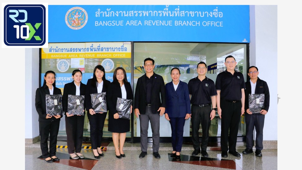 ประธานคณะทำงานฯ มอบเสื้อรางวัล ให้แก่ข้าราชการและเจ้าหน้าที่สำนักงานสรรพากรพื้นที่สาขาบางซื่อ ในสังกัดสำนักงานสรรพากรพื้นที่กรุงเทพมหานคร 6 และสรรพากรพื้นที่ชัยภูมิ ซึ่งเป็นผู้แทนรับมอบ