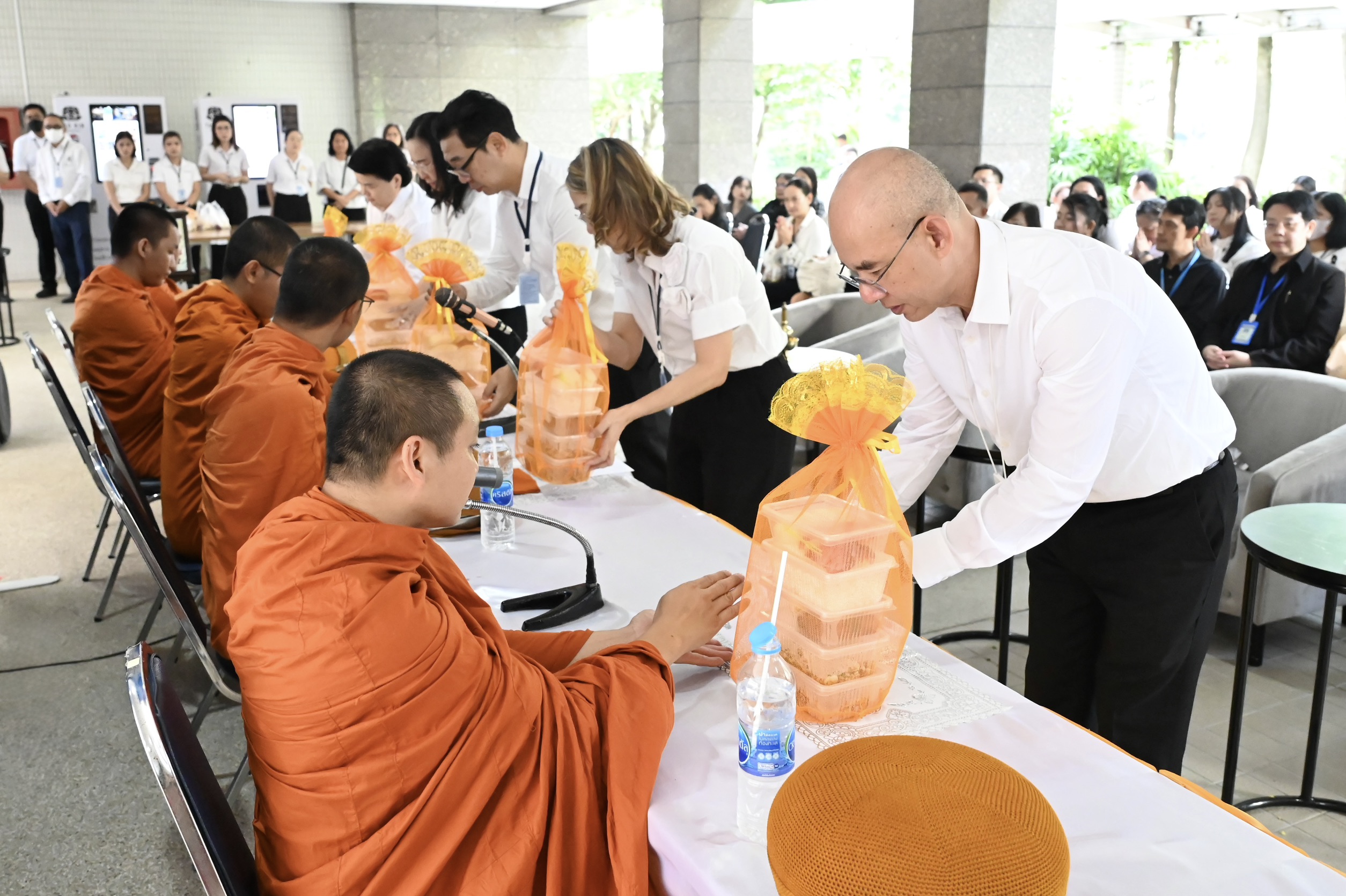 กรมสรรพากรจัดกิจกรรมทำบุญตักบาตร ข้าวสาร อาหารแห้ง