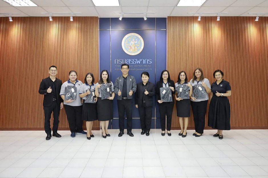 ประธานคณะทำงานฯ มอบเสื้อรางวัลให้แก่ข้าราชการและเจ้าหน้าที่สำนักงานสรรพากรพื้นที่สาขามีนบุรี ในสังกัดสำนักงานสรรพากรพื้นที่กรุงเทพมหานคร 21 และทีมบริหารการสำรวจ สำนักงานสรรพากรพื้นที่ฉะเชิงเทรา 