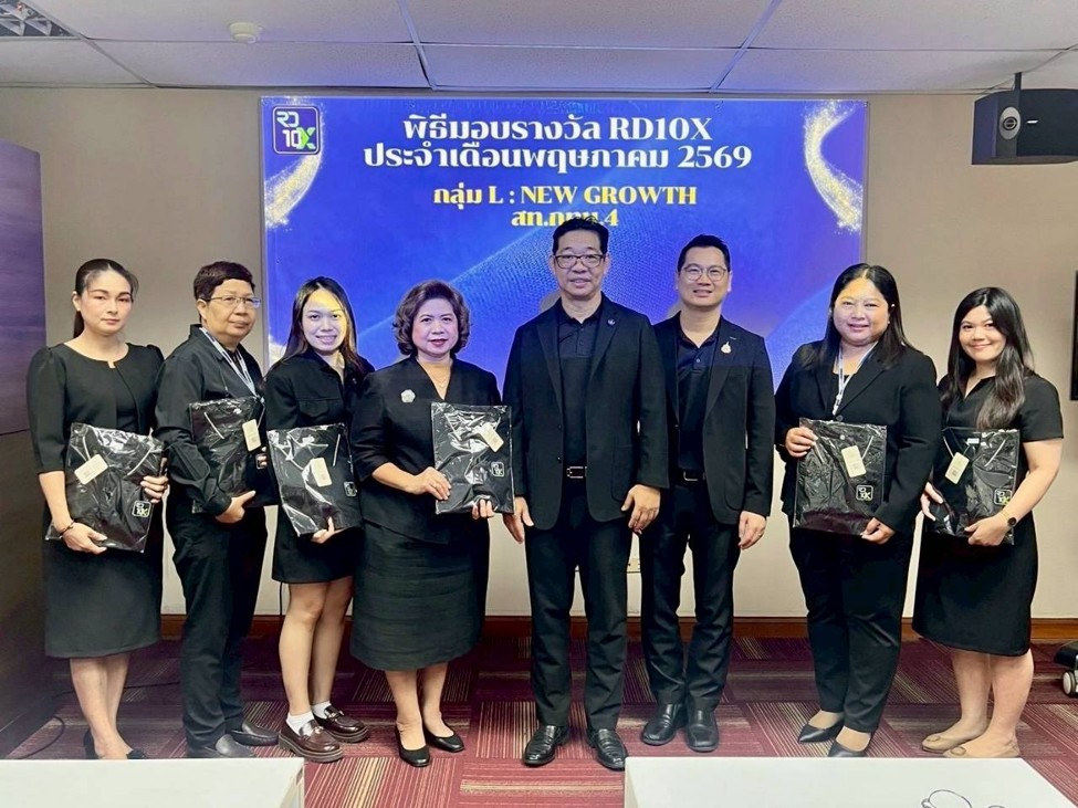 ประธานคณะทำงานฯ มอบเสื้อรางวัลให้แก่ข้าราชการและเจ้าหน้าที่ส่วนวางแผนและประเมินผล ในสังกัดสำนักงานสรรพากรพื้นที่กรุงเทพมหานคร 4 และสำนักงานสรรพากรพื้นที่สาขาคลองหลวง 1 ในสังกัดสำนักงานสรรพากรพื้นที่ปทุมธานี 2