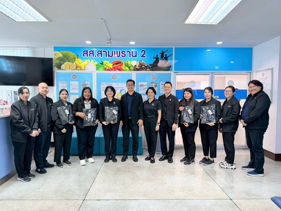 ประธานคณะทำงานฯ มอบเสื้อรางวัลให้แก่ข้าราชการและเจ้าหน้าที่สำนักงานสรรพากรพื้นที่สาขาสามพราน 2 ในสังกัดสำนักงานสรรพากรพื้นที่นครปฐม 2  และสำนักงานสรรพากรพื้นที่สาขาเมืองนครปฐม ในสังกัดสำนักงานสรรพากรพื้นที่นครปฐม 1 