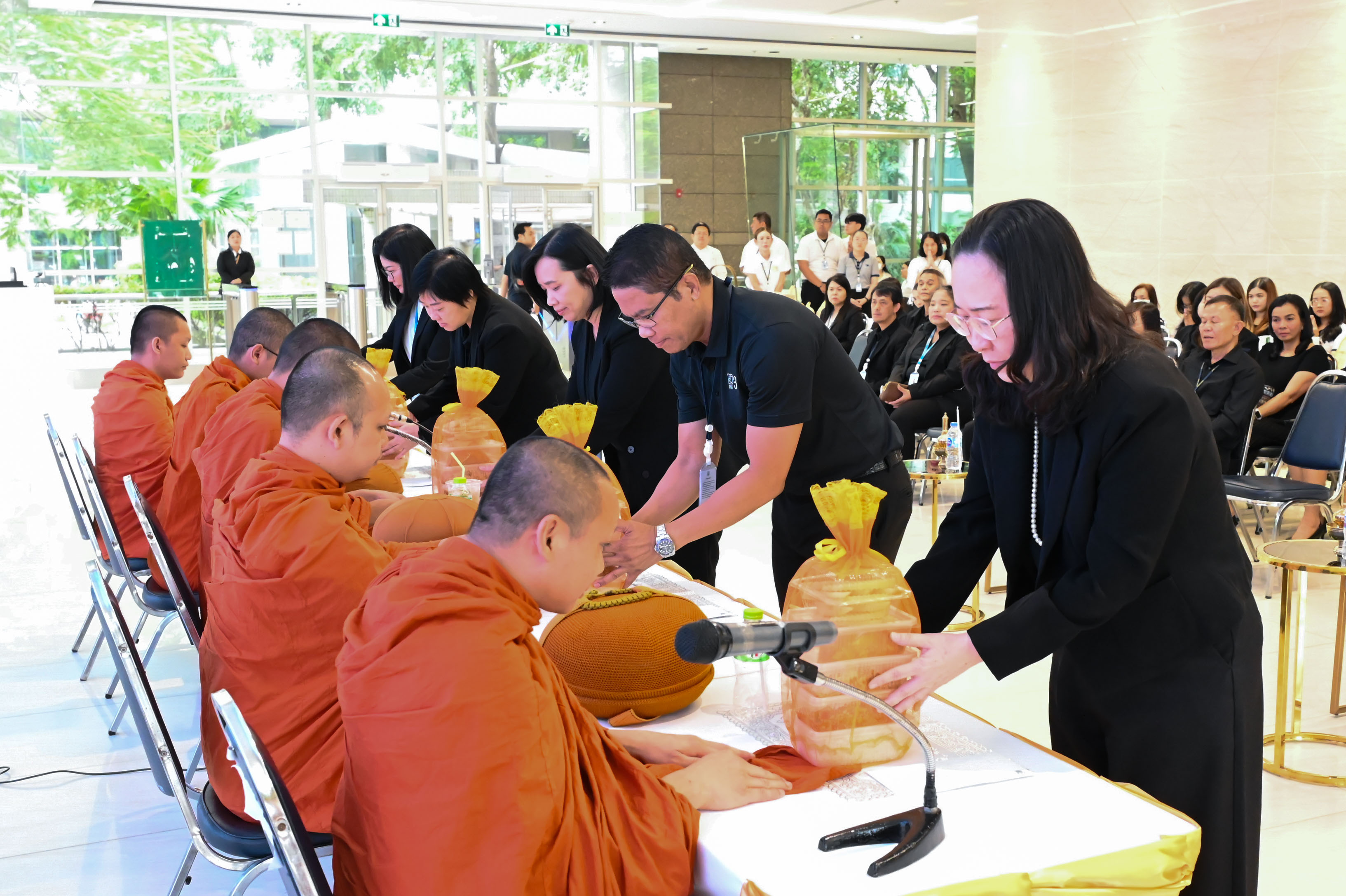 กรมสรรพากรจัดกิจกรรมทำบุญตักบาตร ข้าวสาร อาหารแห้ง