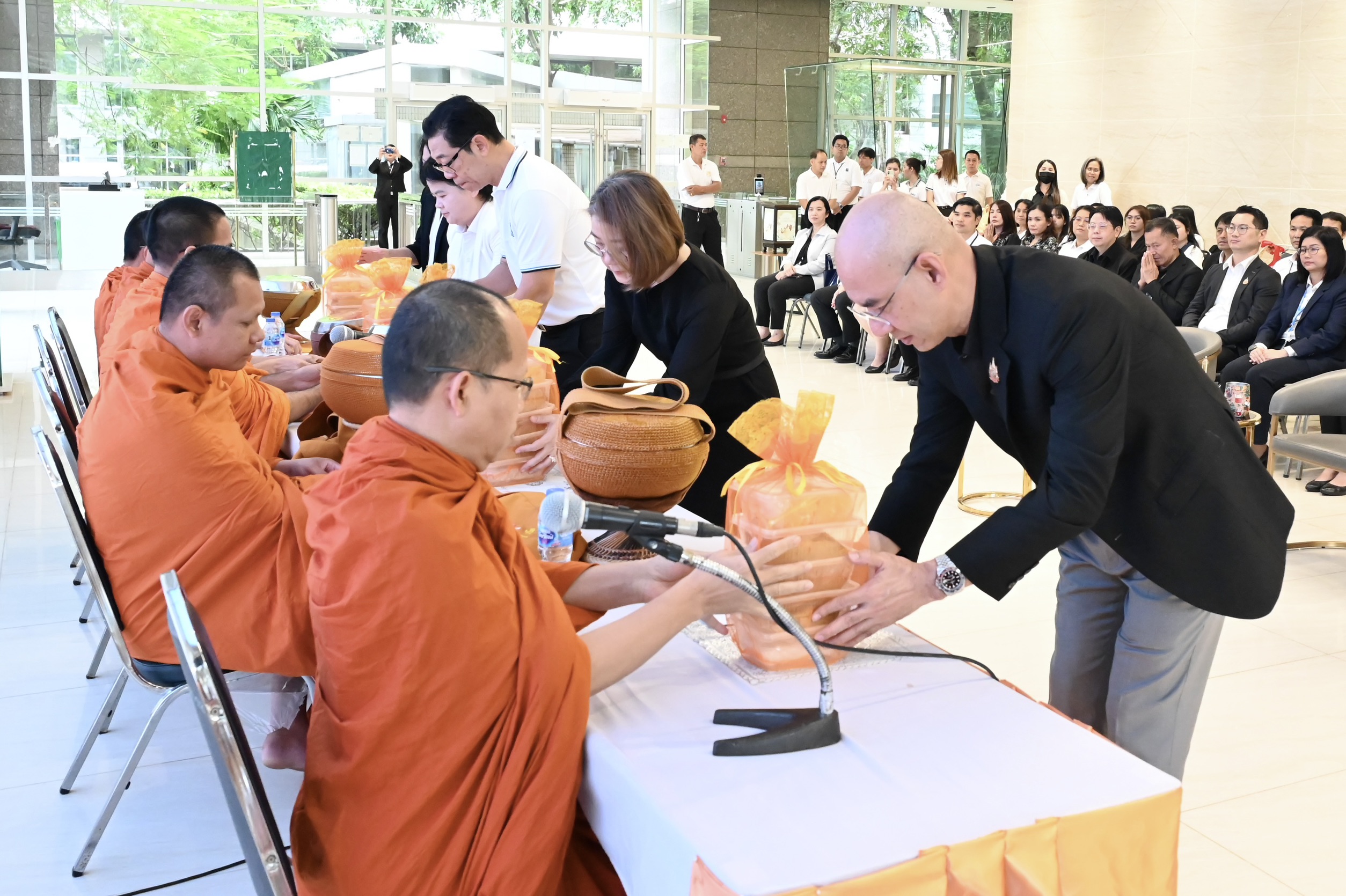 กรมสรรพากรจัดกิจกรรมทำบุญตักบาตร ข้าวสาร อาหารแห้ง