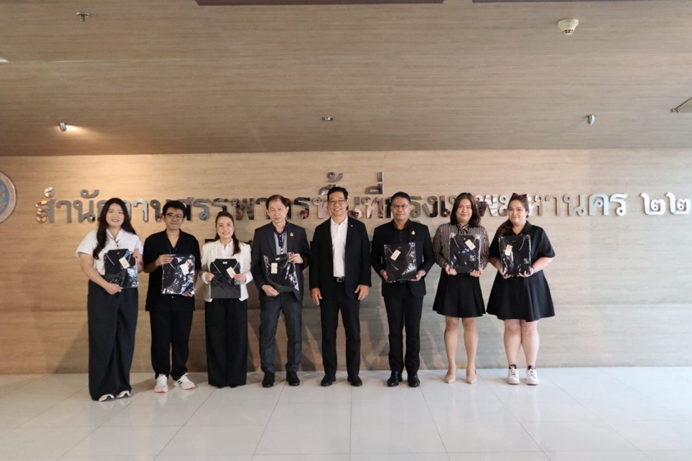 ประธานคณะทำงานฯ มอบเสื้อรางวัลให้แก่ข้าราชการและเจ้าหน้าที่ทีมสำรวจ สท. ในสังกัดสำนักงานสรรพากรพื้นที่กรุงเทพมหานคร 22 สำนักงานสรรพากรพื้นที่สาขากระทุ่มแบน 1 ในสังกัดสำนักงานสรรพากรพื้นที่สมุทรสาคร 2 และทีมสำรวจ สท. ในสังกัดสำนักงานสรรพากรพื้นที่กรุงเทพมหานคร 6