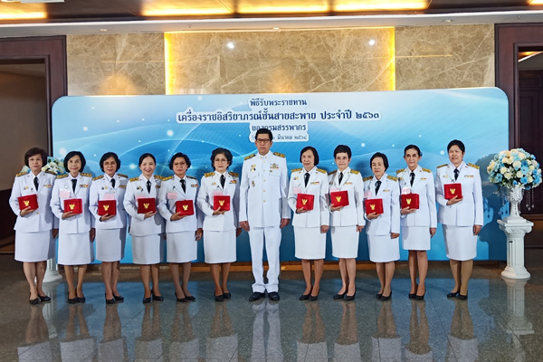 พิธีรับพระราชทานเครื่องราชอิสริยาภรณ์ชั้นสายสะพาย ประจำปี 2563 หน้าพระบรมฉายาลักษณ์ พระบาทสมเด็จพระเจ้าอยู่หัว ตามที่ทรงพระกรุณาโปรดเกล้าโปรดกระหม่อมพระราชทาน เครื่องราชอิสริยาภรณ์อันเป็นที่เชิดชูยิ่งช้างเผือก และเครื่องราชอิสริยาภรณ์อันมีเกียรติยศยิ่งมงก