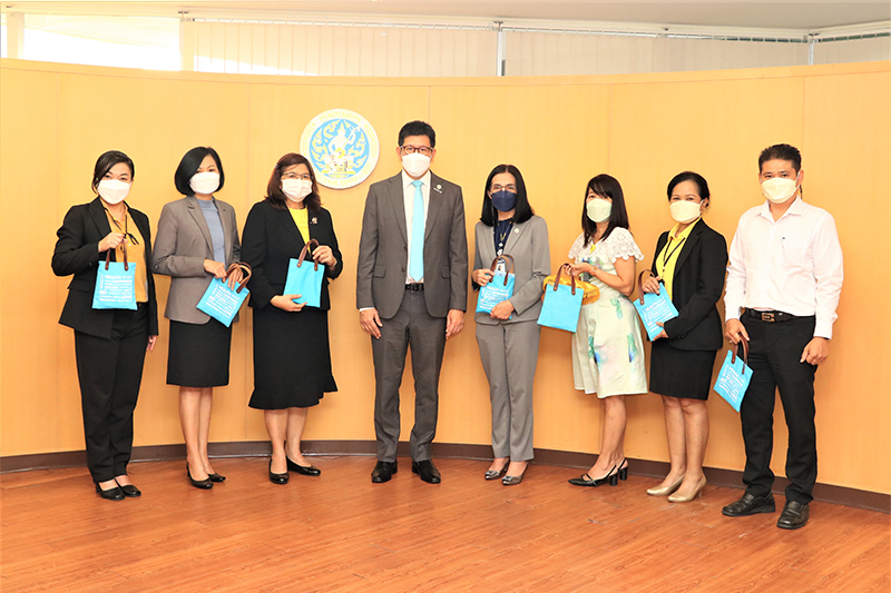 ท่านสมจิตร์ ฉันท์ทอง สรรพากรภาค 1 พร้อมคณะฯ ร่วมอวยพรปีใหม่ พ.ศ. 2565 แด่ ดร.เอกนิติ นิติทัณฑ์ประภาศ อธิบดีกรมสรรพากร และคณะผู้บริหารระดับสูงของกรมสรรพากร เมื่อวันที่ 20 - 27 มกราคม 2565
