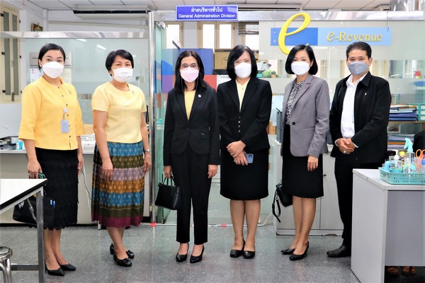 ท่านสมจิตร์ ฉันท์ทอง สรรพากรภาค 1 และ คณะฯประชุมสรุปผลการตรวจราชการ สำนักงานสรรพากรพื้นที่กรุงเทพมหานคร 2