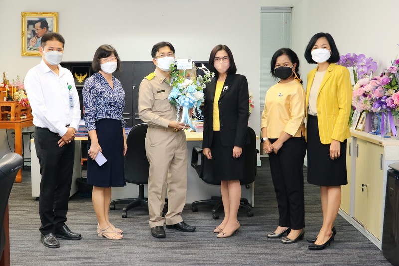 ท่านสมจิตร์ ฉันท์ทอง สรรพากรภาค 1 ข้าราชการ พนักงานราชการ และลูกจ้างในสังกัด สำนักงานสรรพากรภาค 1  ให้การต้อนรับผู้ช่วยสรรพากรภาค 1 นายธนัย มนธาตุผลิน 
