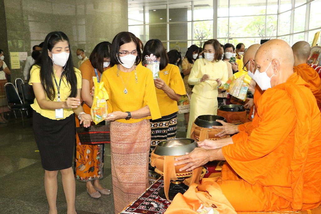 ท่านสมจิตร์ ฉันท์ทอง สรรพากรภาค 1  คณะผู้บริหาร และ เจ้าหน้าที่ในสังกัดฯ เข้าร่วมกิจกรรมพิธีทำบุญตักบาตรถวายพระราชกุศล เนื่องในวันคล้ายวันสวรรคต พระบาทสมเด็จพระบรมชนกาธิเบศร มหาภูมิพลอดุลยเดชมหาราช บรมนาถบพิตร