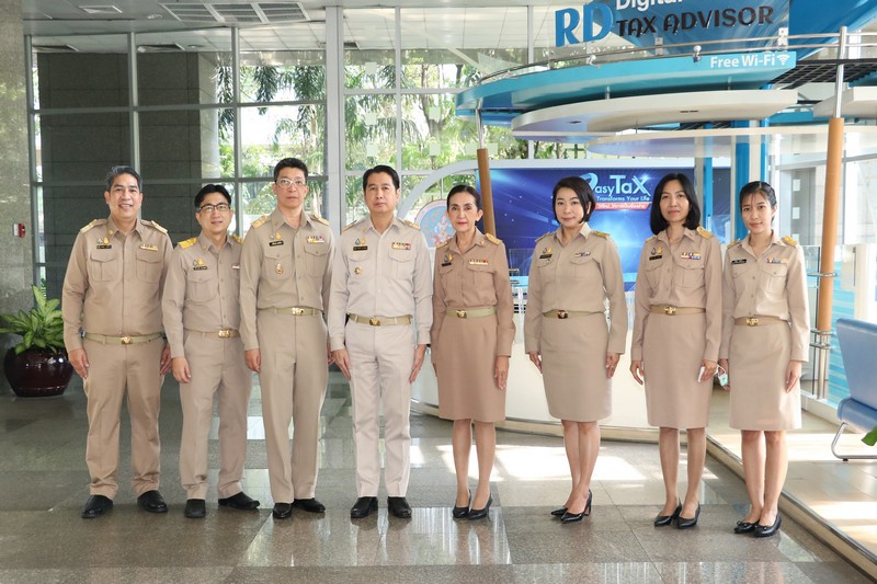 นายพงษ์ศักดิ์ เมธาพิพัฒน์ รองอธิบดีกรมสรรพากร นางสมจิตร์ ฉันท์ทอง สรรพากรภาค1 นายอดิพัฒน์ วรทรัพย์ สรรพากรพื้นที่กรุงเทพมหานคร 6 และคณะฯ เดินทางไปตรวจเยี่ยม เจ้าหน้าที่ สท.กทม.6 และ สส. ดุสิต เพื่อสร้างขวัญ กำลังใจ และรับทราบปัญหาในการปฏิบัติงานบริการรับแ