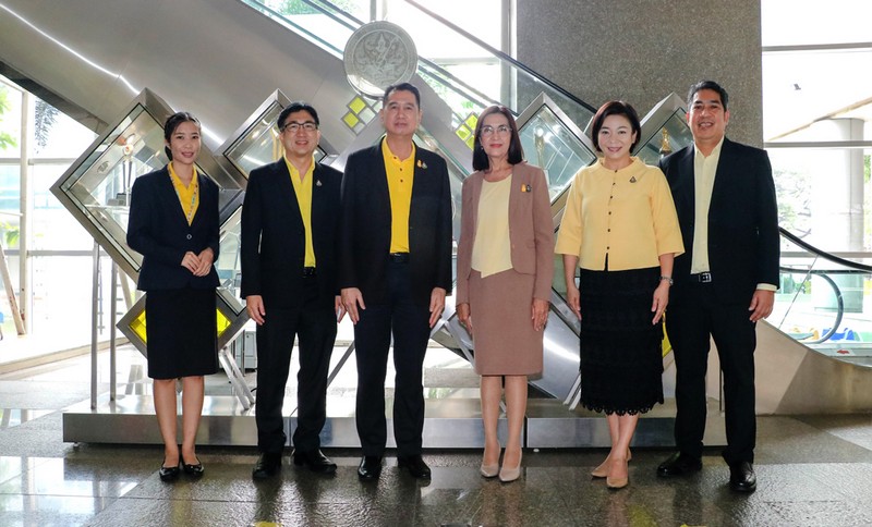 นายพงษ์ศักดิ์ เมธาพิพัฒน์ รองอธิบดีกรมสรรพากร นางสมจิตร์ ฉันท์ทอง สรรพากรภาค1 และคณะฯ ดินทางไปตรวจเยี่ยม เพื่อสร้างขวัญ กำลังใจ และรับทราบปัญหาในการปฏิบัติงานบริการรับแบบนอกสถานที่