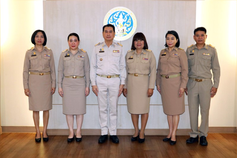 นายพงษ์ศักดิ์ เมธาพิพัฒน์ รองอธิบดีกรมสรรพากร นางสาวจำรัส ช้อยจินดา สรรพากรภาค 1 และคณะฯ เดินทางไปตรวจเยี่ยม เจ้าหน้าที่ เพื่อสร้างขวัญ กำลังใจ และรับทราบปัญหาในการปฏิบัติงานบริการรับแบบนอกสถานที่