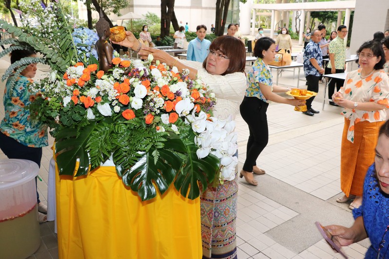 ท่านจำรัส ช้อยจินดา สรรพากรภาค 1 พร้อมด้วยคณะฯ ร่วมพิธีทำบุญตักบาตรและสรงน้ำพระพุทธรูป เนื่องในเทศกาลสงกรานต์ของกรมสรรพากร