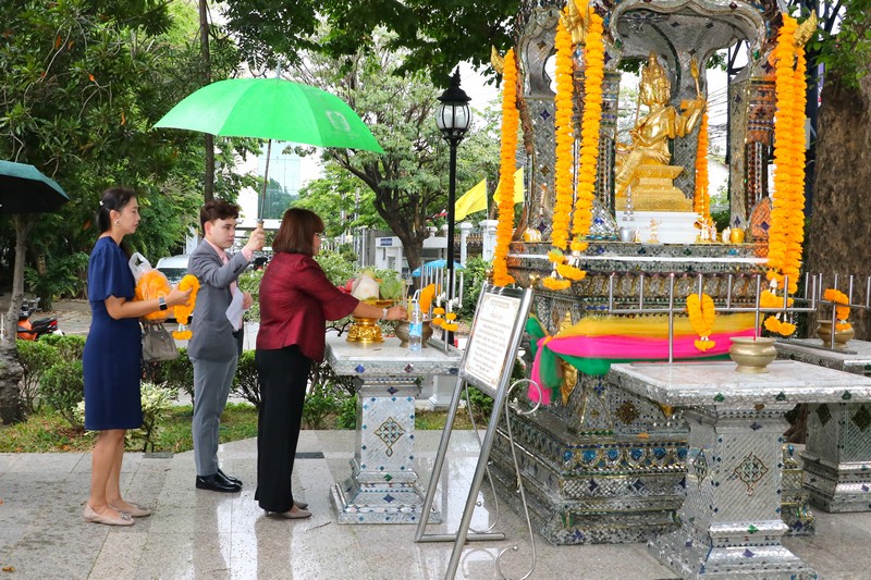 ท่านจำรัส ช้อยจินดา สรรพากรภาค 1 พร้อมคณะผู้บริหาร และเจ้าหน้าที่ในสังกัดสำนักงานสรรพากรภาค 1 สักการะสิ่งศักดิ์สิทธิ์ประจำกระทรวงการคลัง เพื่อความเป็นสิริมงคล ในโอกาสย้ายที่ทำการสำนักงานสรรพากรภาค 1