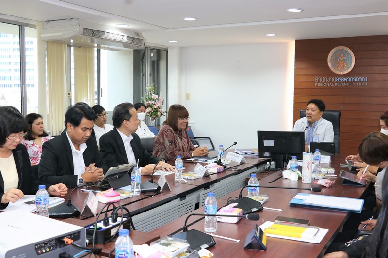 ท่านอาทิตย์ ศรัทธาวรสิทธิ์ ผู้ตรวจราชการกรม งานตรวจราชการ5 และ คณะฯ ประชุมสรุปผลการตรวจราชการ สำนักงานสรรพากรภาค 1 