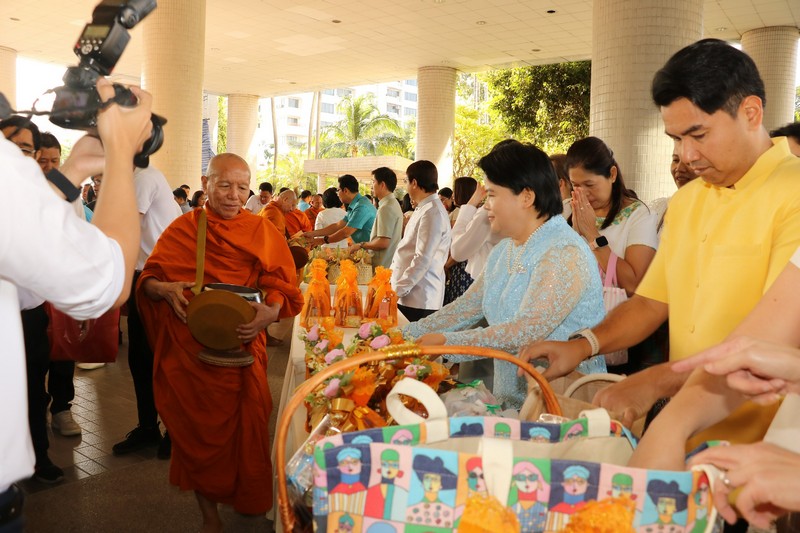 สรรพากรภาค 1  คณะผู้บริหาร และ เจ้าหน้าที่ในสังกัดฯ เข้าร่วมพิธีทำบุญตักบาตร เนื่องในเทศกาลปีใหม่ กรมสรรพากร ประจำปี 2568