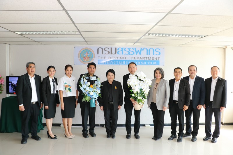 ท่านสรรพากรภาค 1  และ ท่าน ชช. กราบลาสิ่งศักดิ์สิทธิ์ประจำกระทรวงการคลัง เนื่องในโอกาสย้ายไปดำรงตำแหน่ง