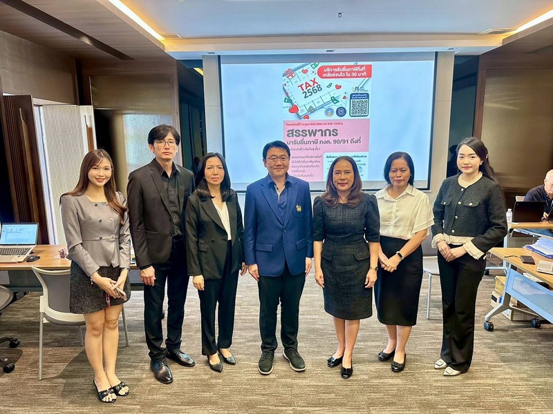 สรรพากรพื้นที่กรุงเทพมหานคร 6 และคณะฯ  เดินทางไปตรวจเยี่ยม เจ้าหน้าที่ เพื่อสร้างขวัญ กำลังใจ และรับทราบปัญหาในการปฏิบัติงานตามโครงการบริการรับแบบฯ นอกสถานที่ 