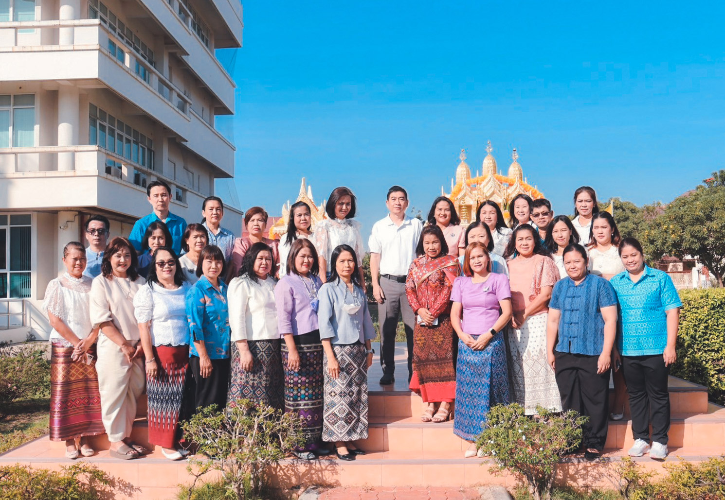 สำนักงานสรรพากรพื้นที่อ่างทองทำบุญตักบาตรเนื่องในวันขึ้นปีใหม่ พุทธศักราช 2567