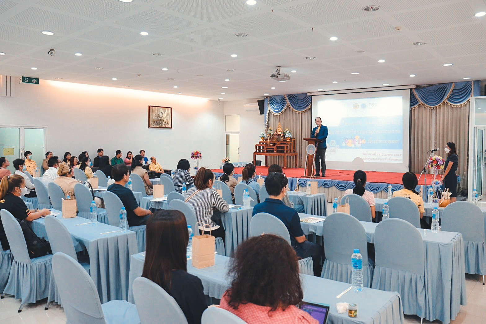 โครงการ “อบรมให้ความรู้และสิทธิประโยชน์แก่ผู้ระกอบการ SMEs พื้นที่อ่างทอง