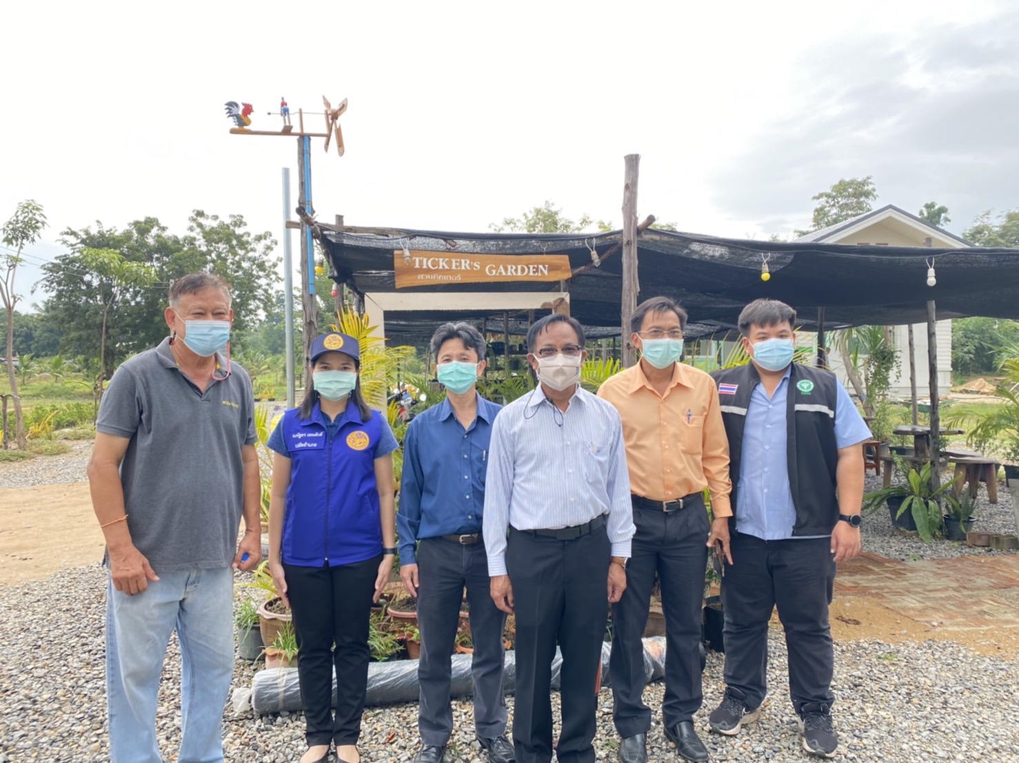 นายกมล คำตุ้ม สรรรพากรพื้นที่อุทัยธานี ประธานคณะทำงานตรวจติดตามสถานการณ์การแพร่ระบาดของโรคติดเชื้อไวรัสโคโรน่า ๒๐๑๙ ร่วมกับคณะทำงานฯ ได้สุ่มออกตรวจสถานประกอบการภายในพื้นที่อำเภอทัพทัน