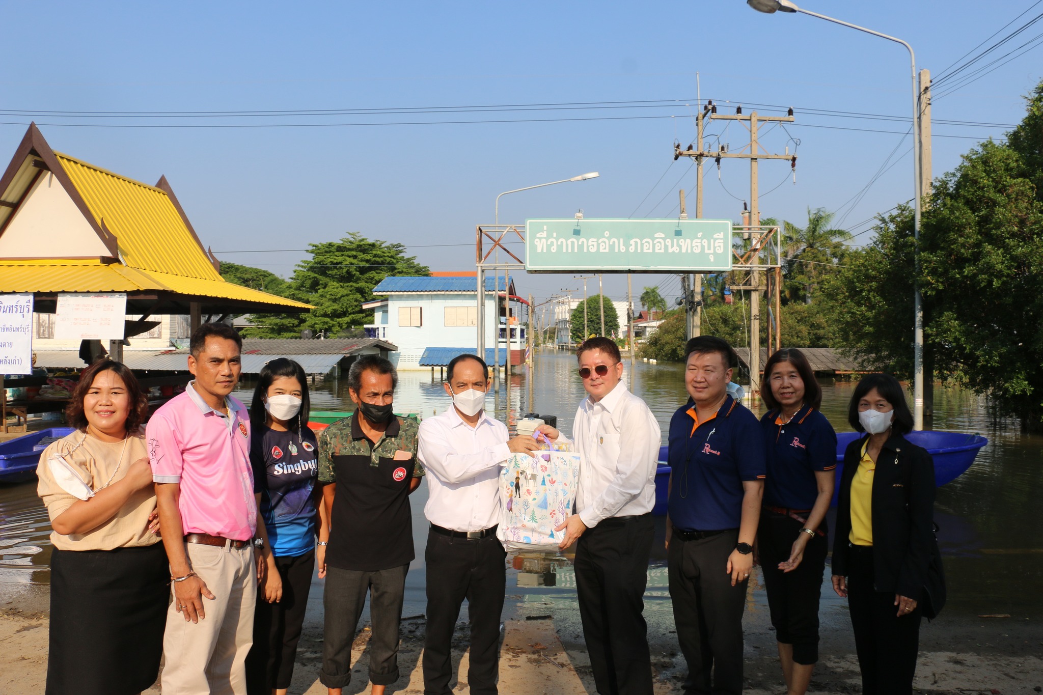 ท่านนิรันดร์  ประจวบเหมาะ สรรพากรภาค 4 ตรวจเยี่ยมและให้กำลังใจ ข้าราชการและลูกจ้าง ในสังกัดสำนักงานสรรพากรพื้นที่สิงห์บุรี ที่ประสบอุทกภัย