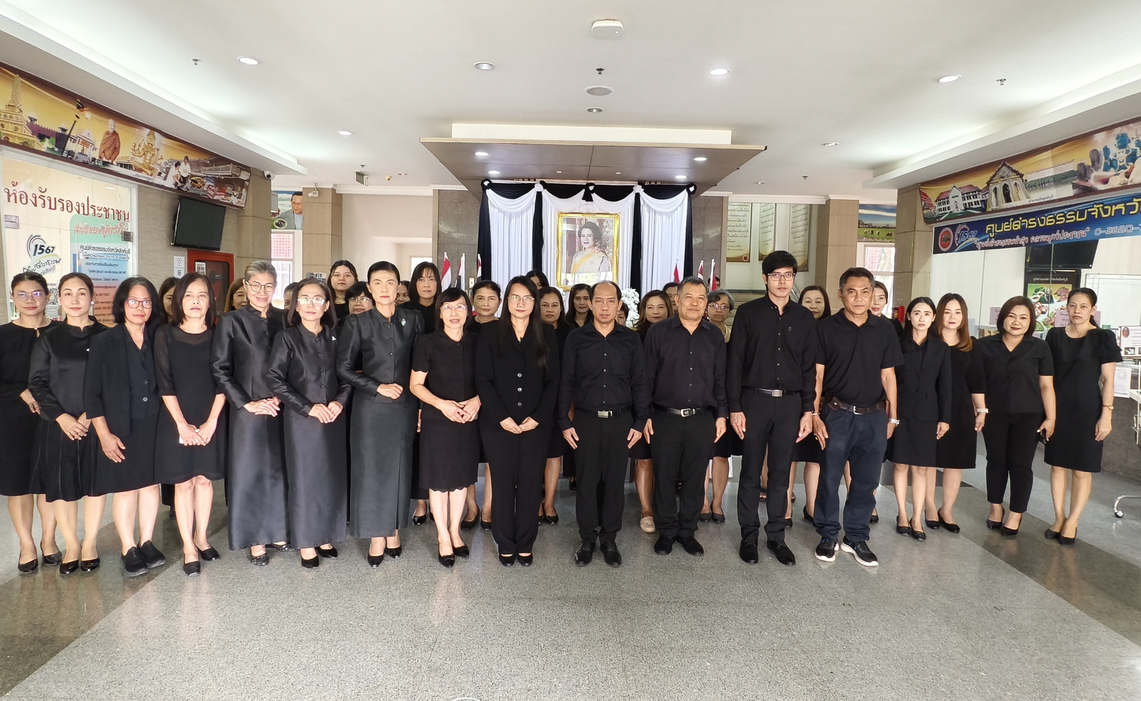 สำนักงานสรรพากรพื้นที่สิงห์บุรี  ลงนามถวายความอาลัย และถวายสักการะหน้าพระฉายาลักษณ์ สมเด็จพระนางเจ้าสิริกิติ์ พระบรมราชินีนาถ พระบรมราชชนนีพันปีหลวง